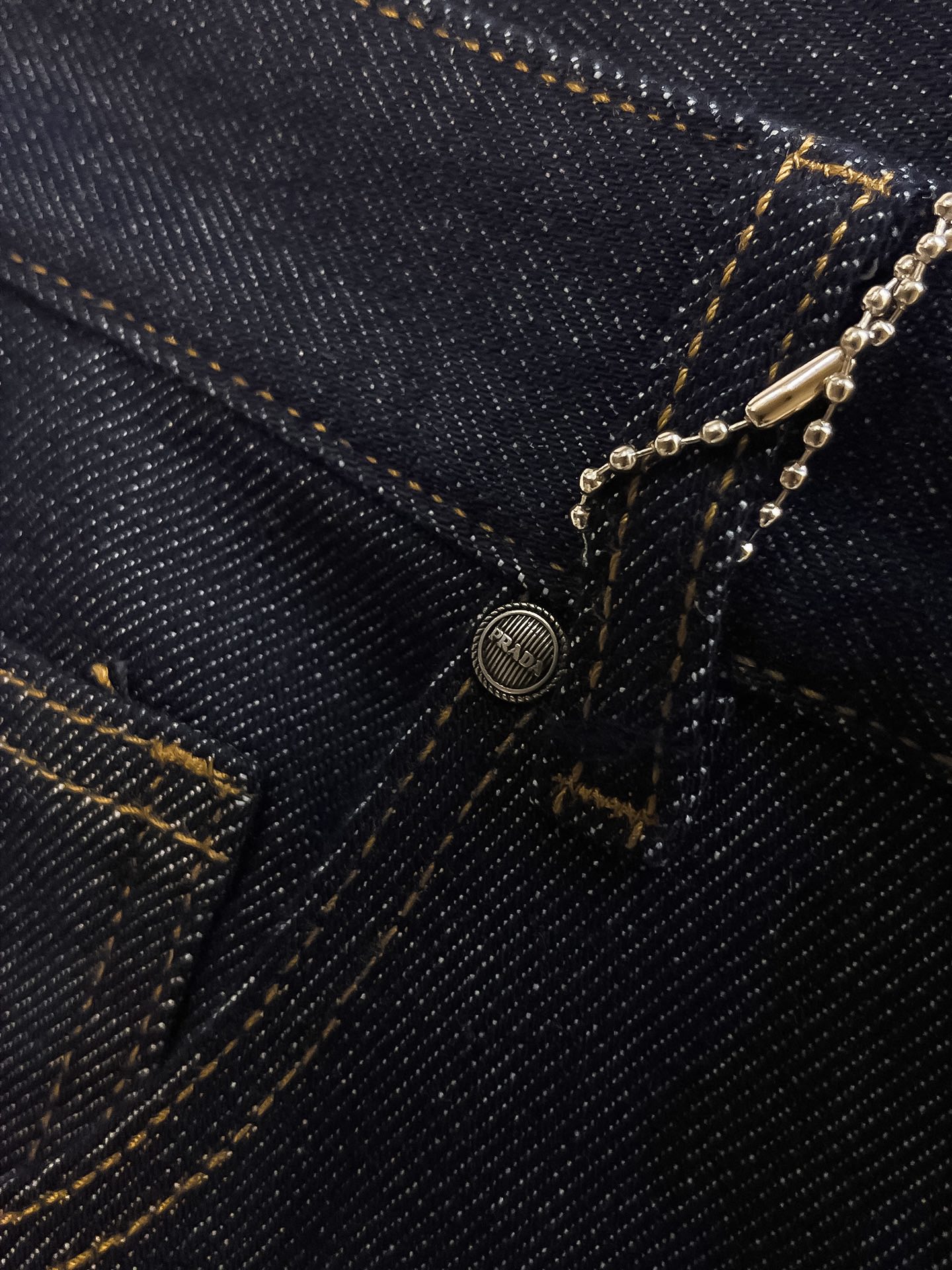 官网专柜同步有售，原单狠货，超级有范儿的一款牛仔裤，定制原版水洗牛仔面料，独特设计，顶级印花工艺字母图案