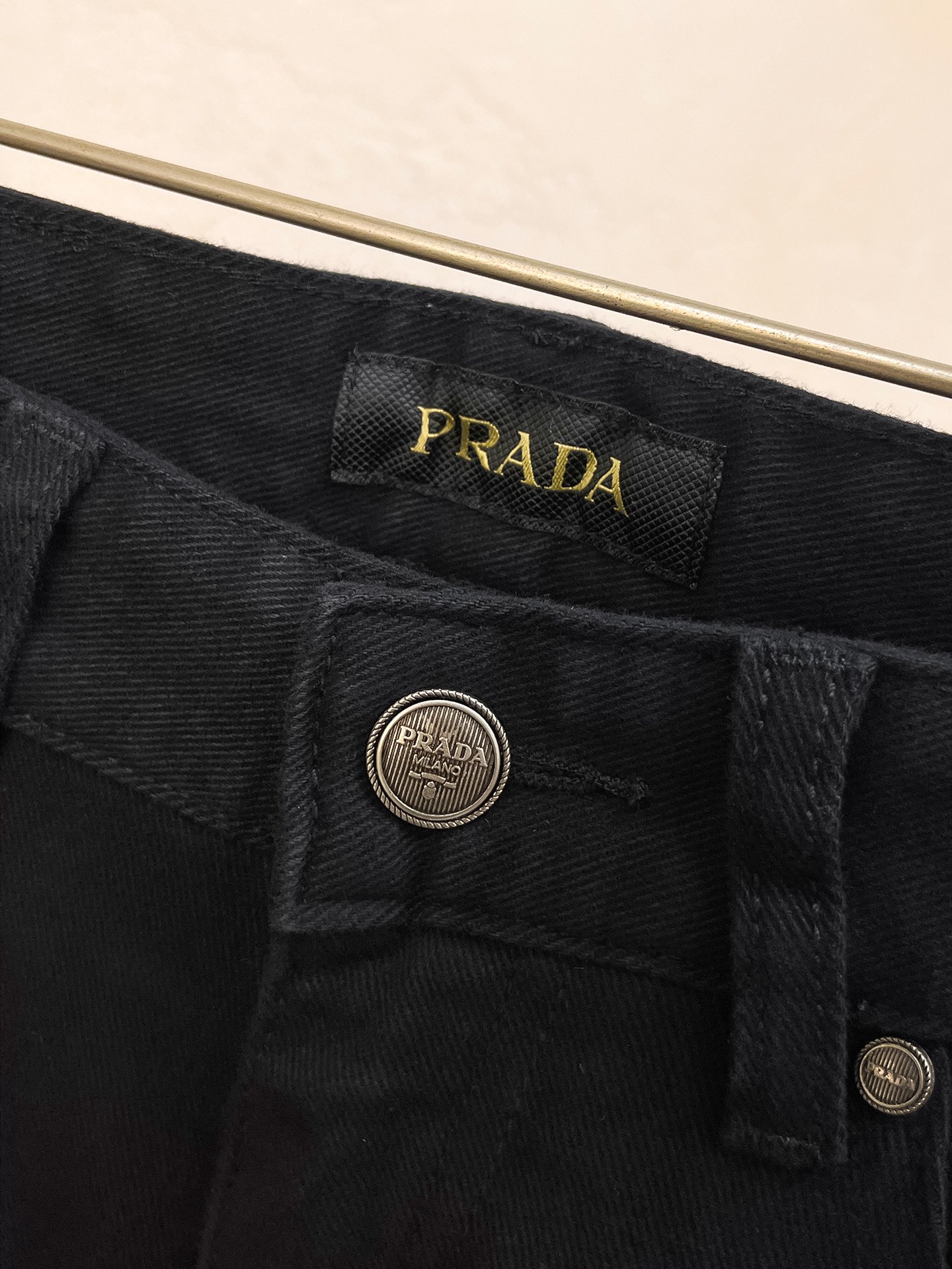 官网专柜同步有售，原单狠货，超级有范儿的一款牛仔裤，定制原版水洗牛仔面料，独特设计，顶级印花工艺字母图案