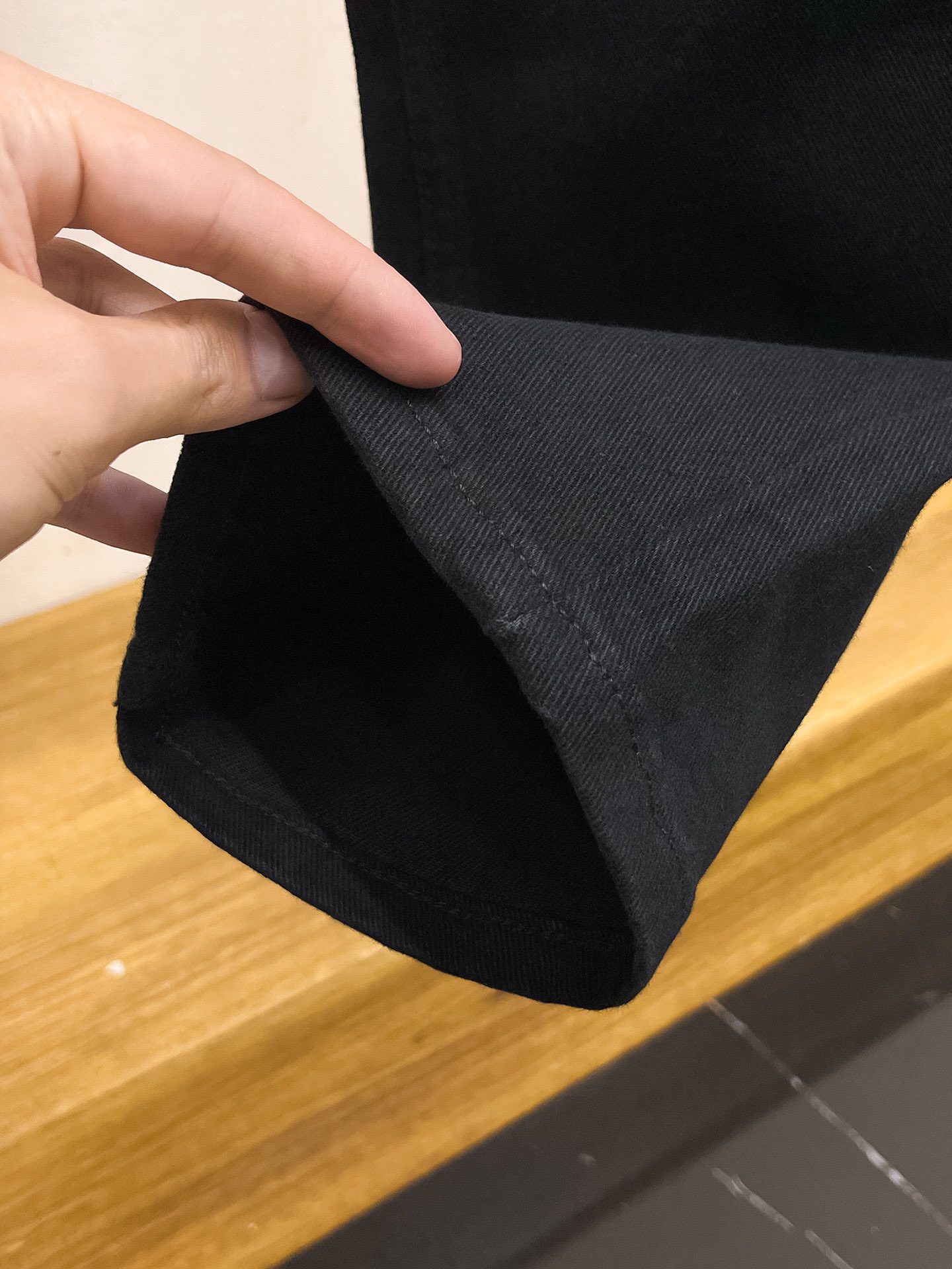 官网专柜同步有售，原单狠货，超级有范儿的一款牛仔裤，定制原版水洗牛仔面料，独特设计，顶级印花工艺字母图案