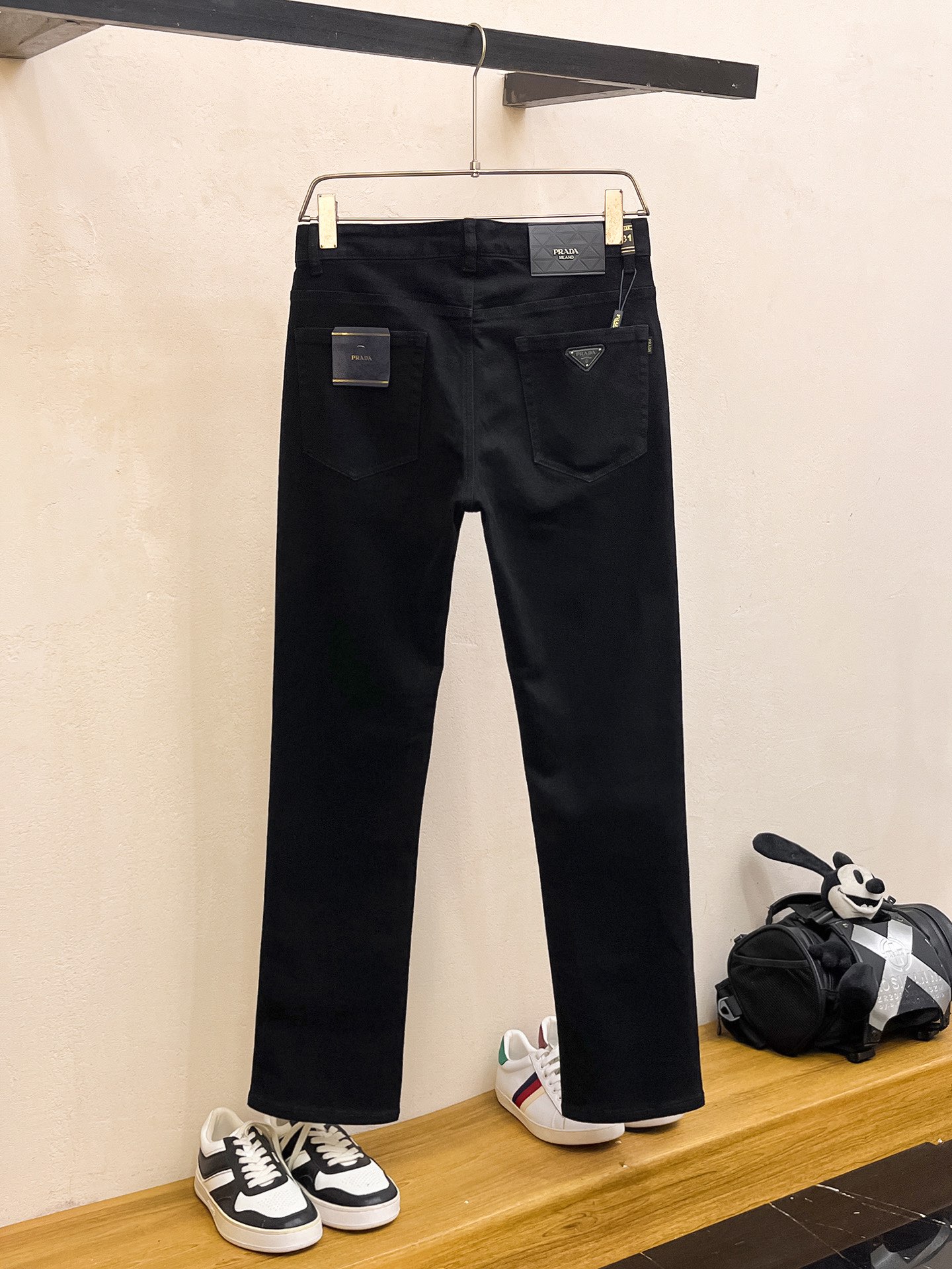 官网专柜同步有售，原单狠货，超级有范儿的一款牛仔裤，定制原版水洗牛仔面料，独特设计，顶级印花工艺字母图案