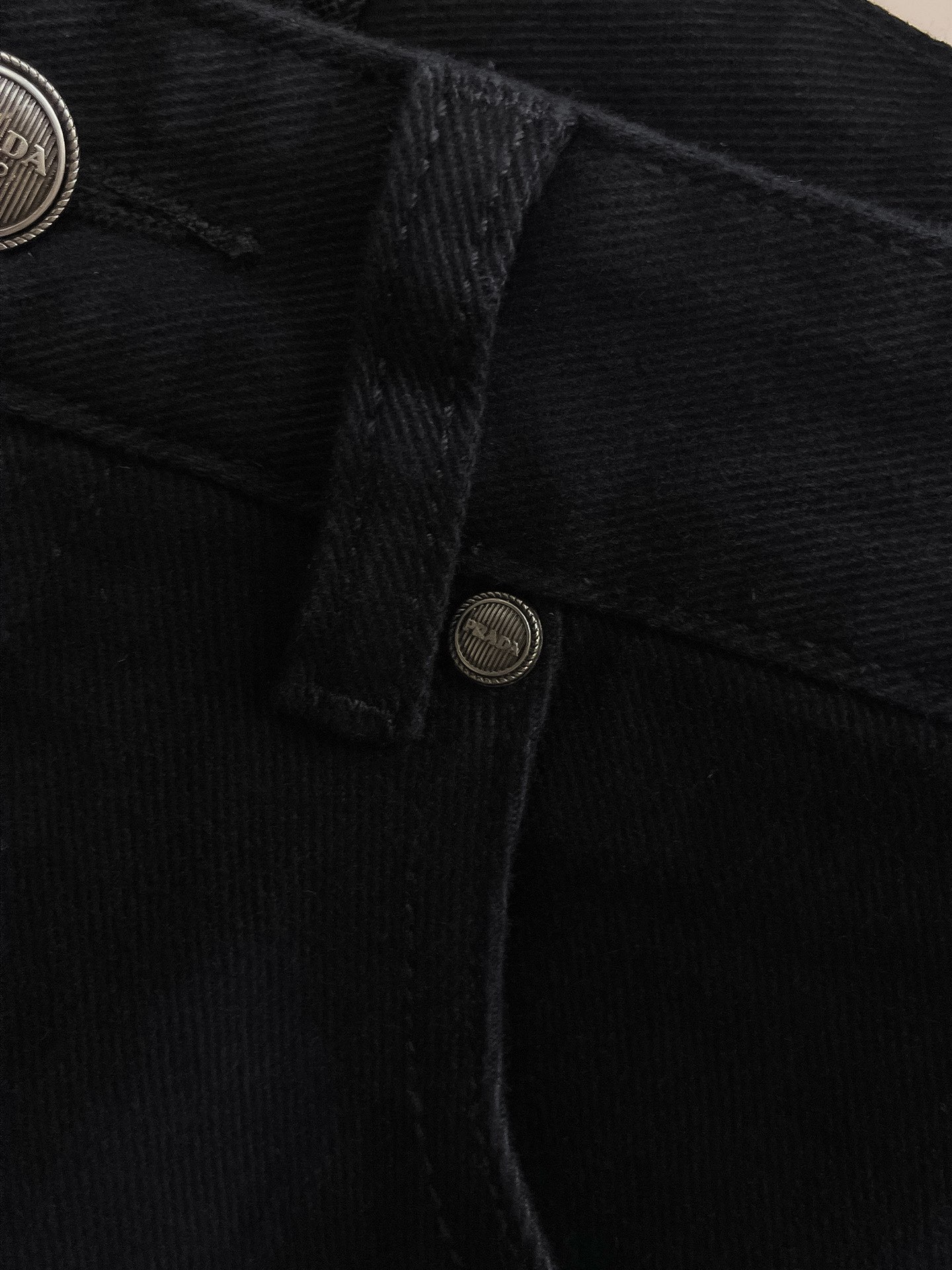 官网专柜同步有售，原单狠货，超级有范儿的一款牛仔裤，定制原版水洗牛仔面料，独特设计，顶级印花工艺字母图案