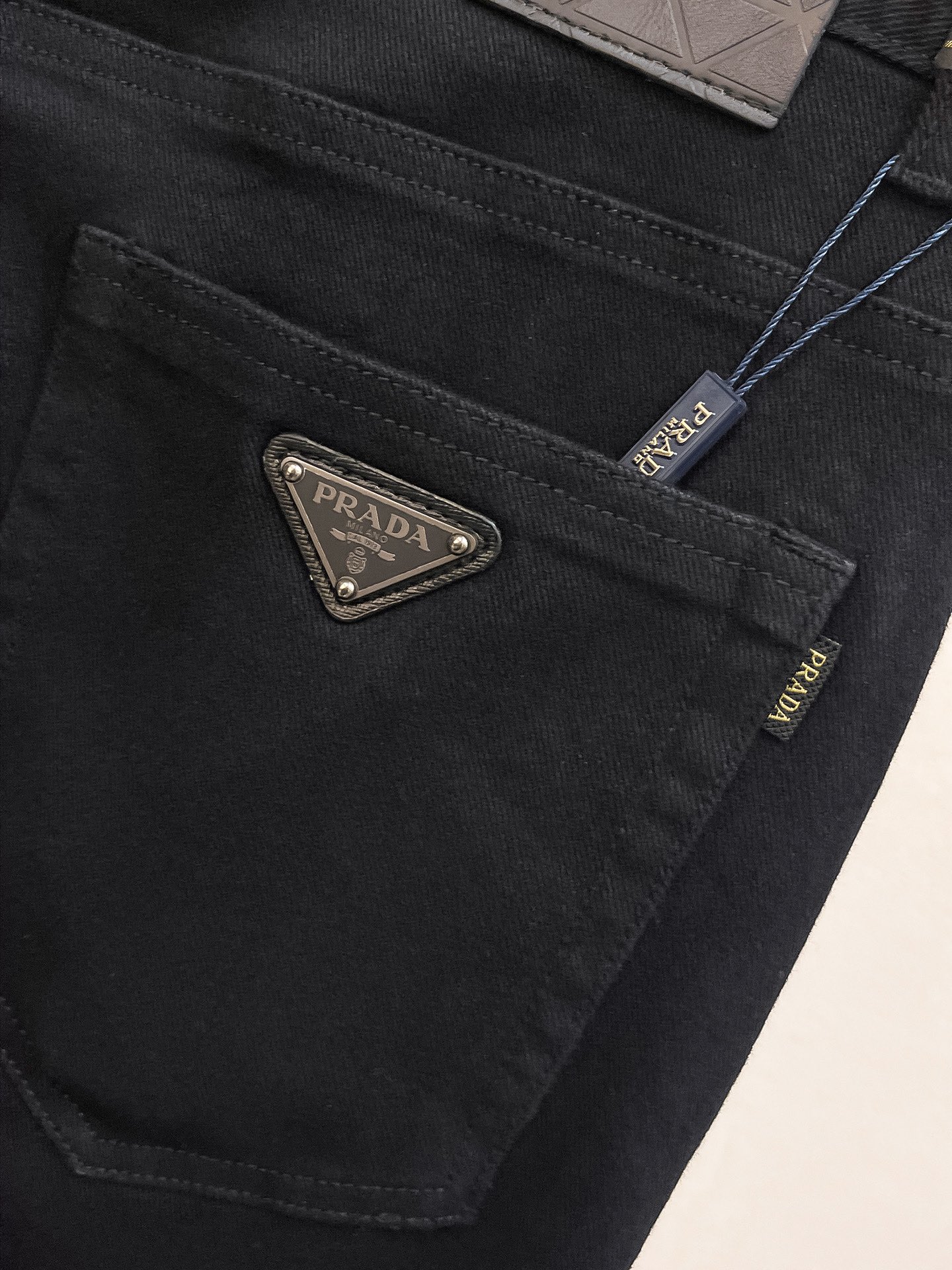 官网专柜同步有售，原单狠货，超级有范儿的一款牛仔裤，定制原版水洗牛仔面料，独特设计，顶级印花工艺字母图案