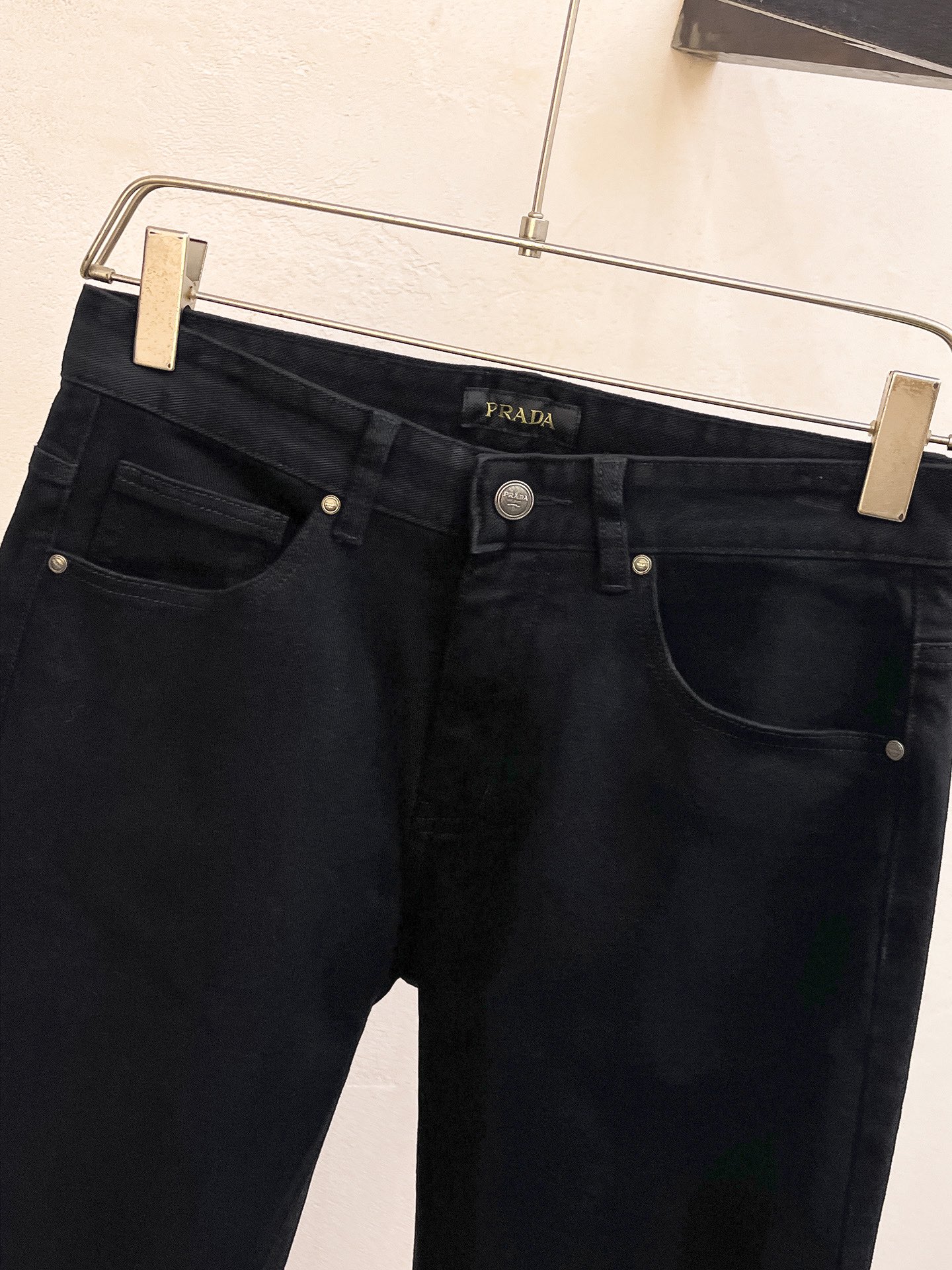 官网专柜同步有售，原单狠货，超级有范儿的一款牛仔裤，定制原版水洗牛仔面料，独特设计，顶级印花工艺字母图案