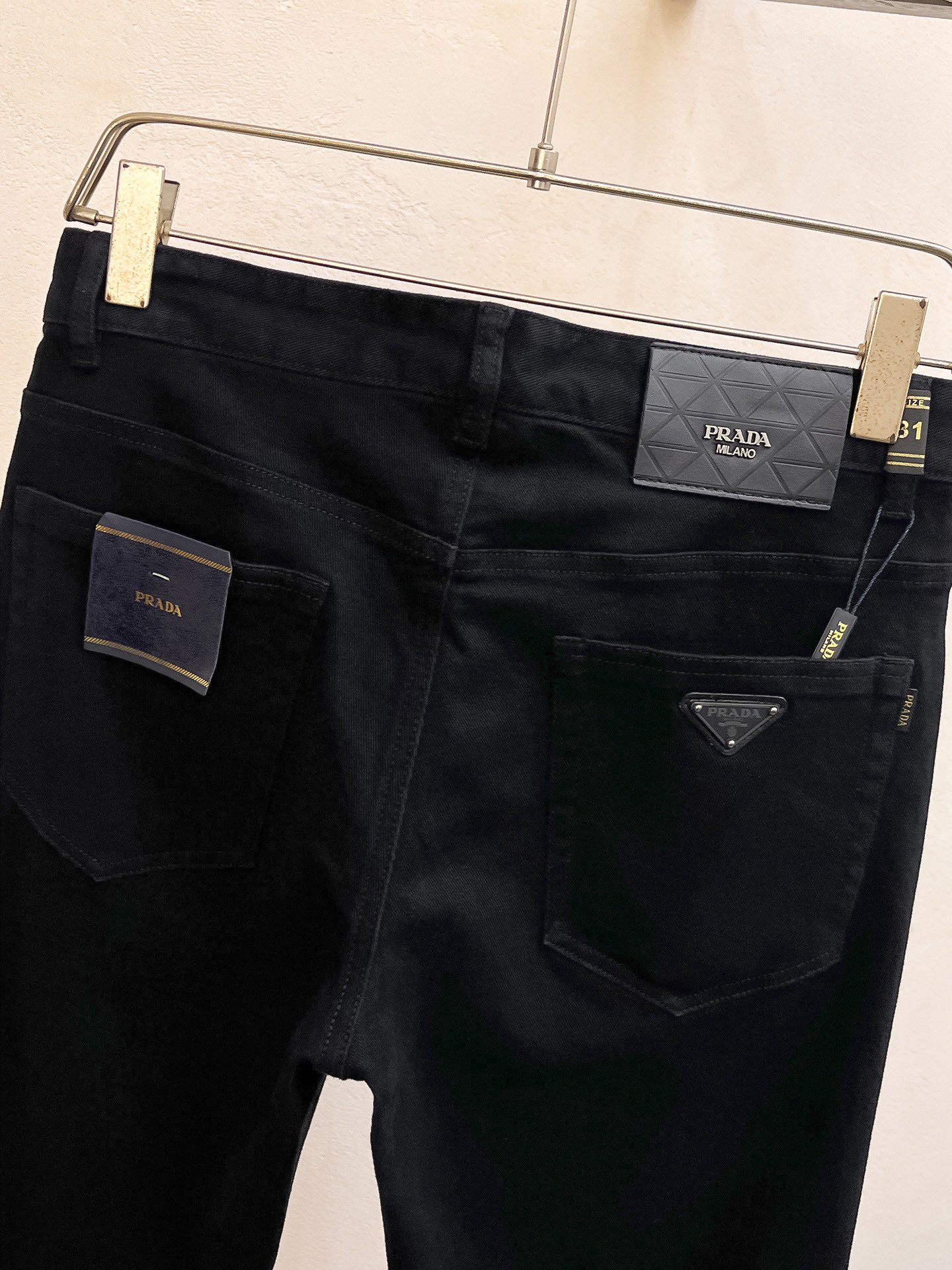 官网专柜同步有售，原单狠货，超级有范儿的一款牛仔裤，定制原版水洗牛仔面料，独特设计，顶级印花工艺字母图案