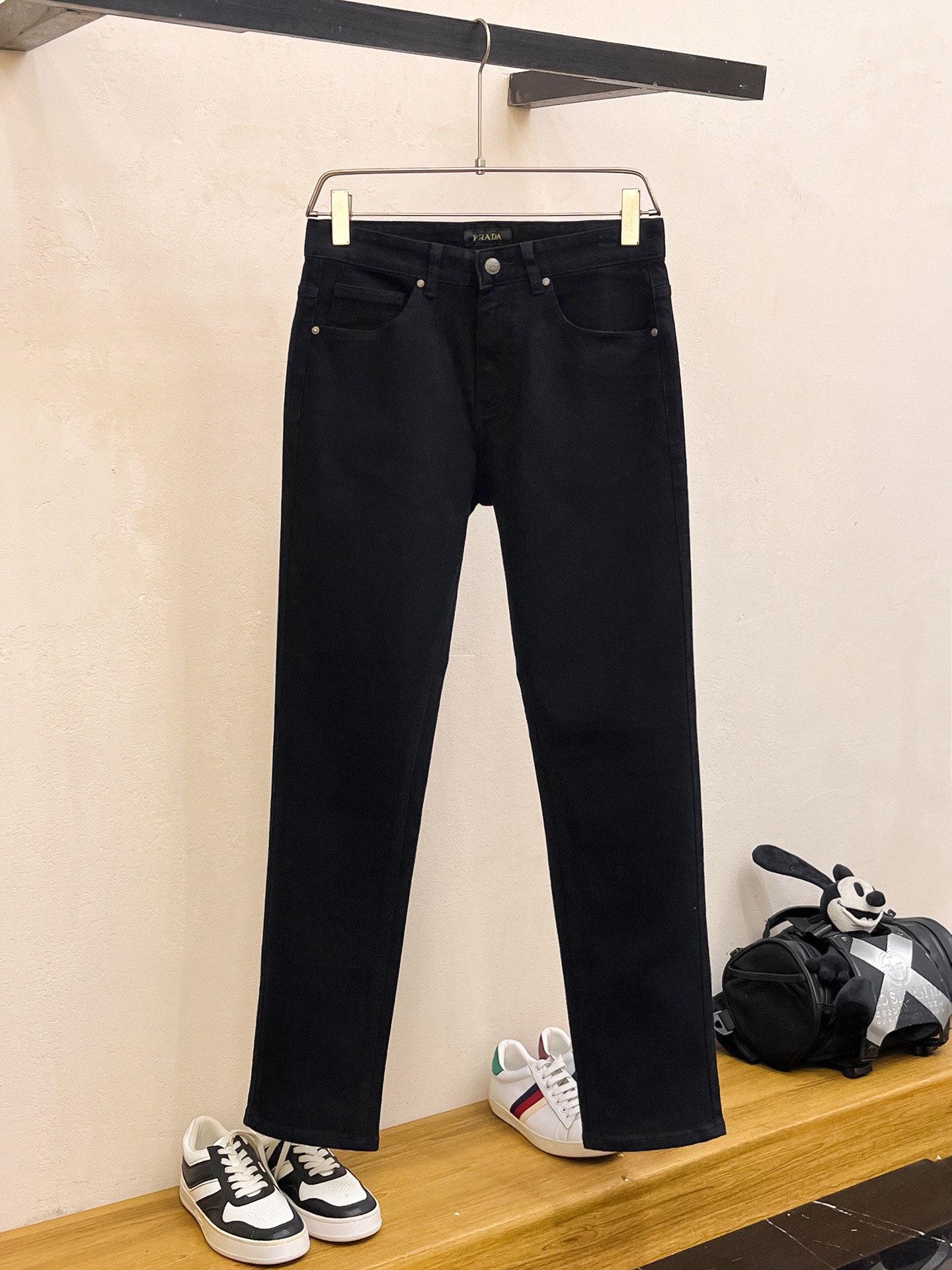 官网专柜同步有售，原单狠货，超级有范儿的一款牛仔裤，定制原版水洗牛仔面料，独特设计，顶级印花工艺字母图案