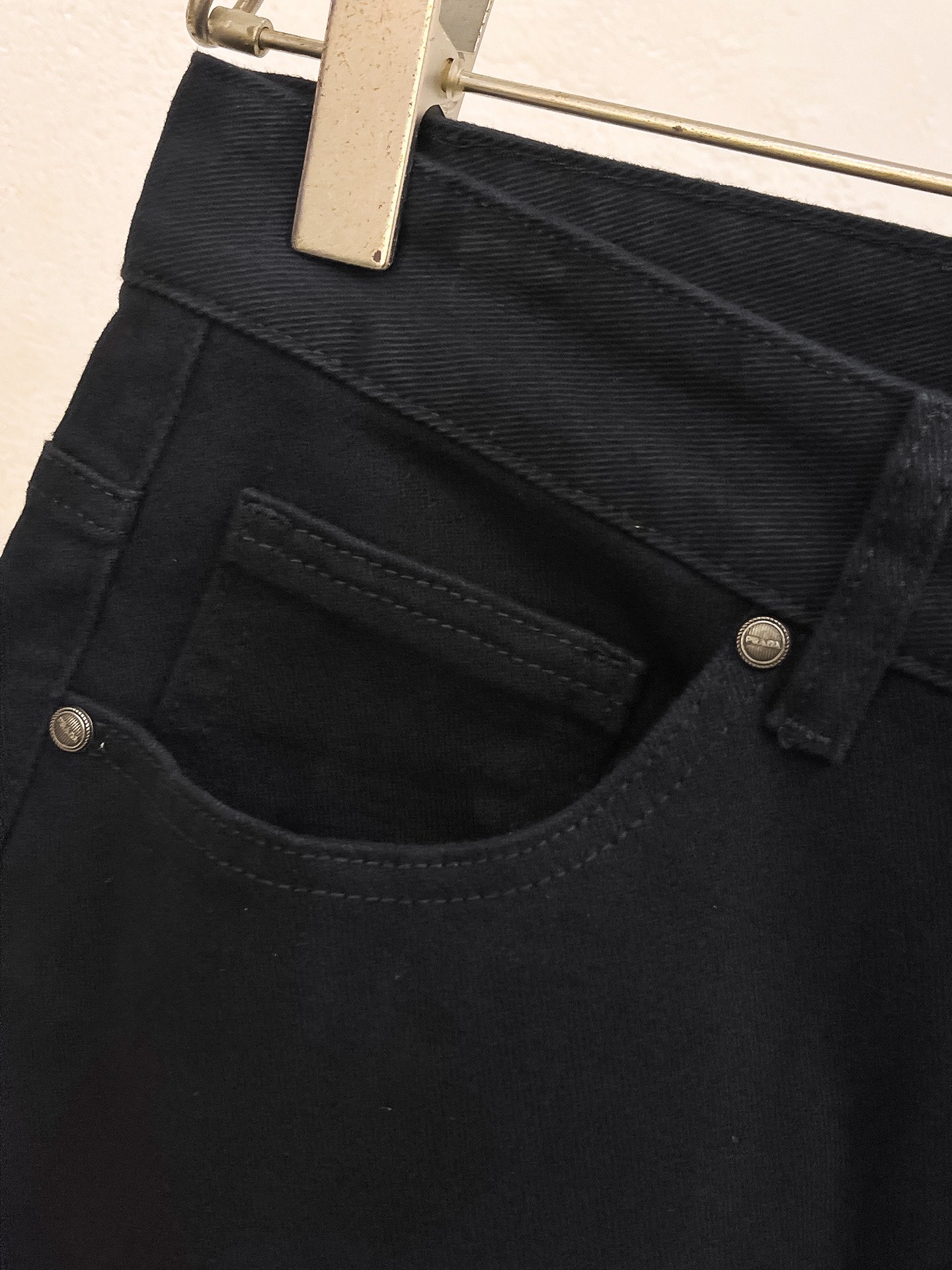 官网专柜同步有售，原单狠货，超级有范儿的一款牛仔裤，定制原版水洗牛仔面料，独特设计，顶级印花工艺字母图案