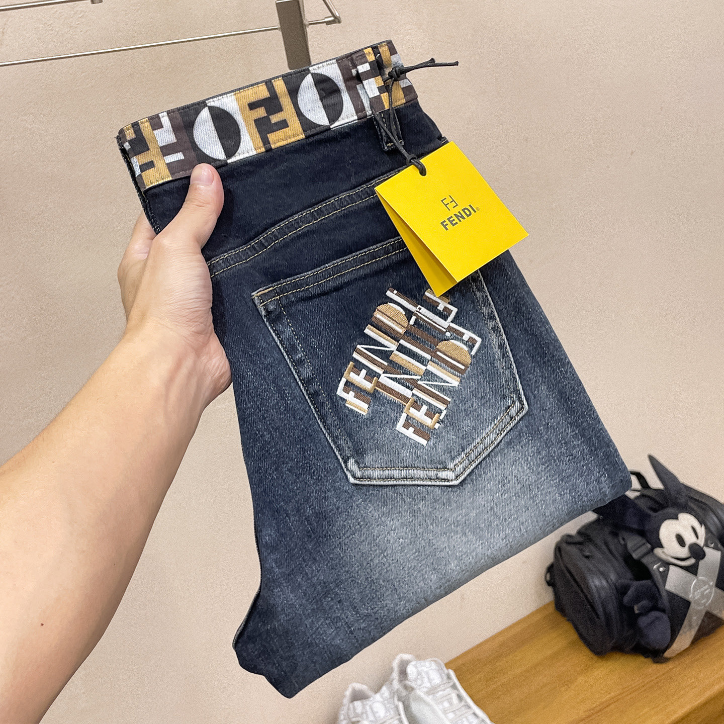 Мужские джинсы FENDI синие с вышивкой