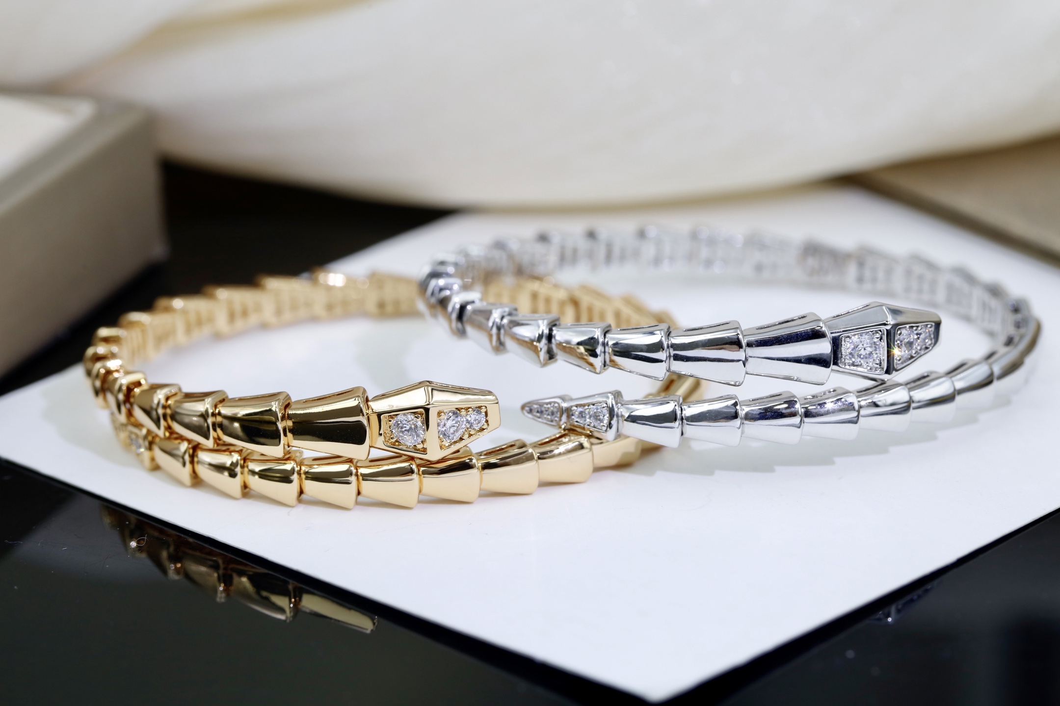Bottega Veneta BV蛇形钉头钉尾带钻手镯