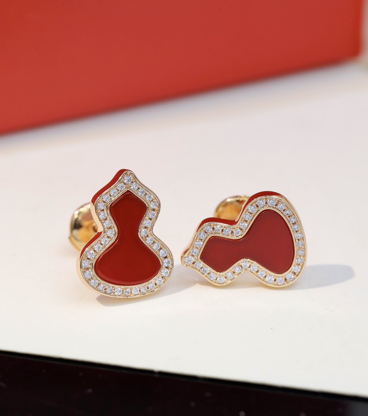 Qeelin 麒麟葫芦中号带钻耳钉