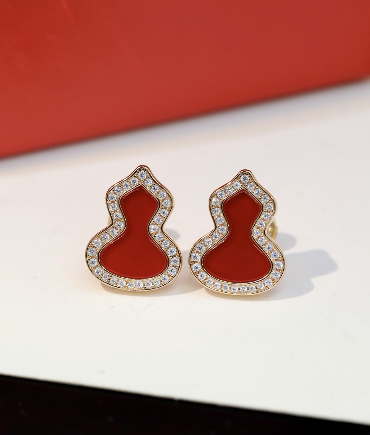 Qeelin 麒麟葫芦中号带钻耳钉