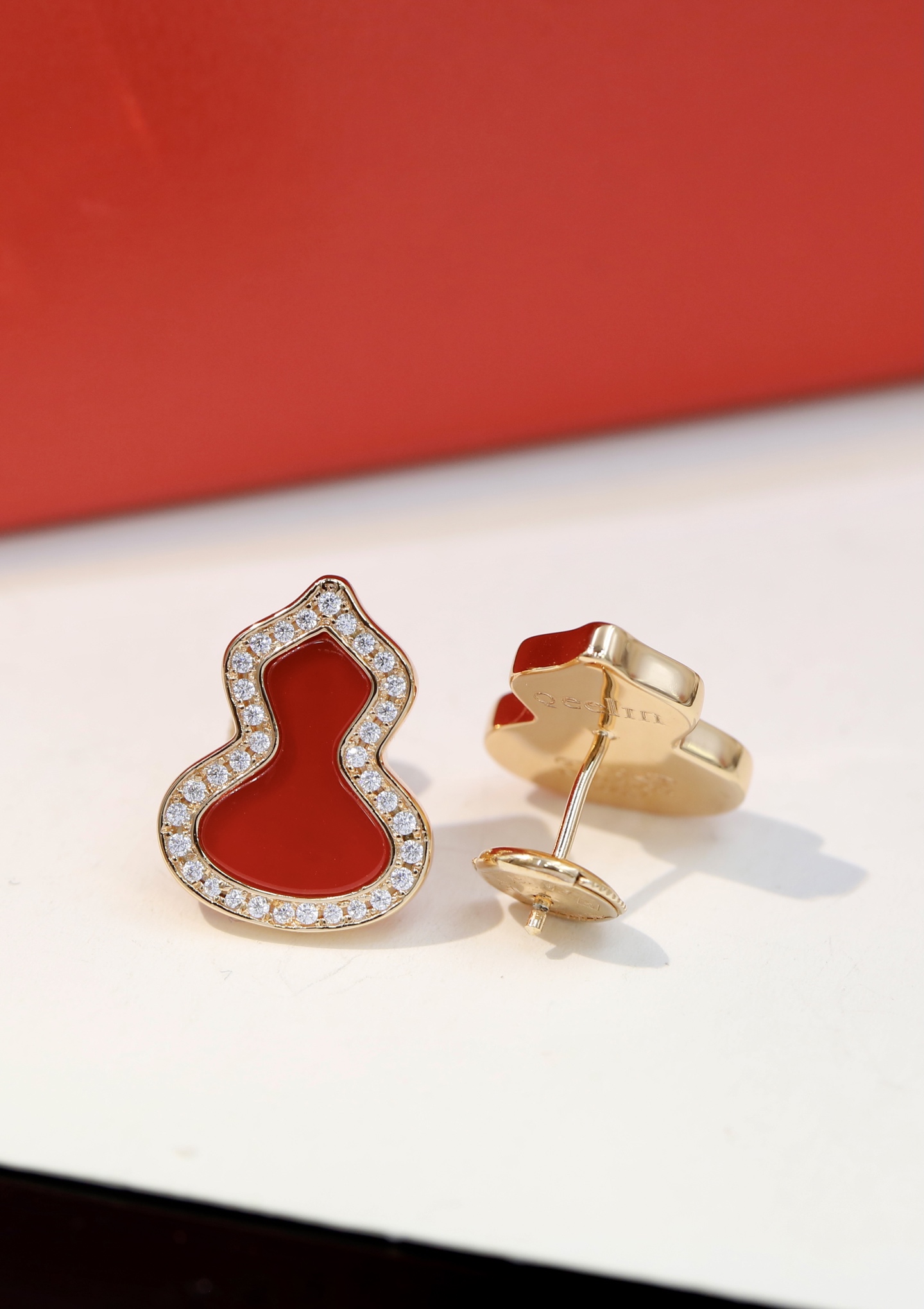 Qeelin 麒麟葫芦中号带钻耳钉
