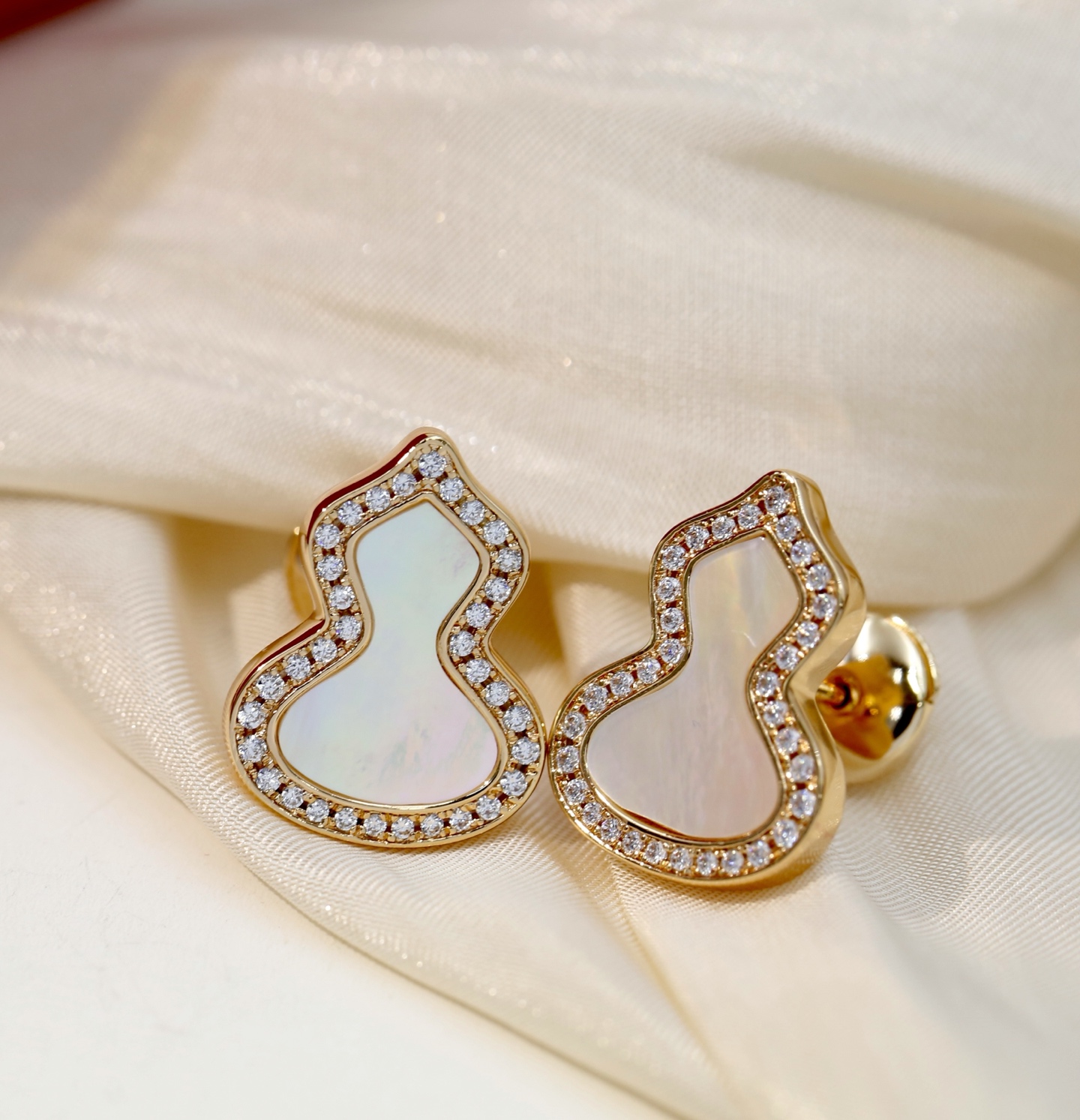 Qeelin 麒麟葫芦中号带钻耳钉