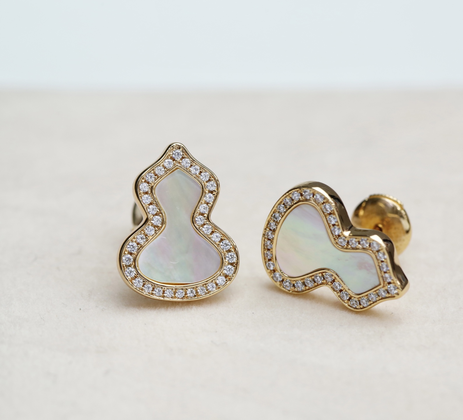 Qeelin 麒麟葫芦中号带钻耳钉