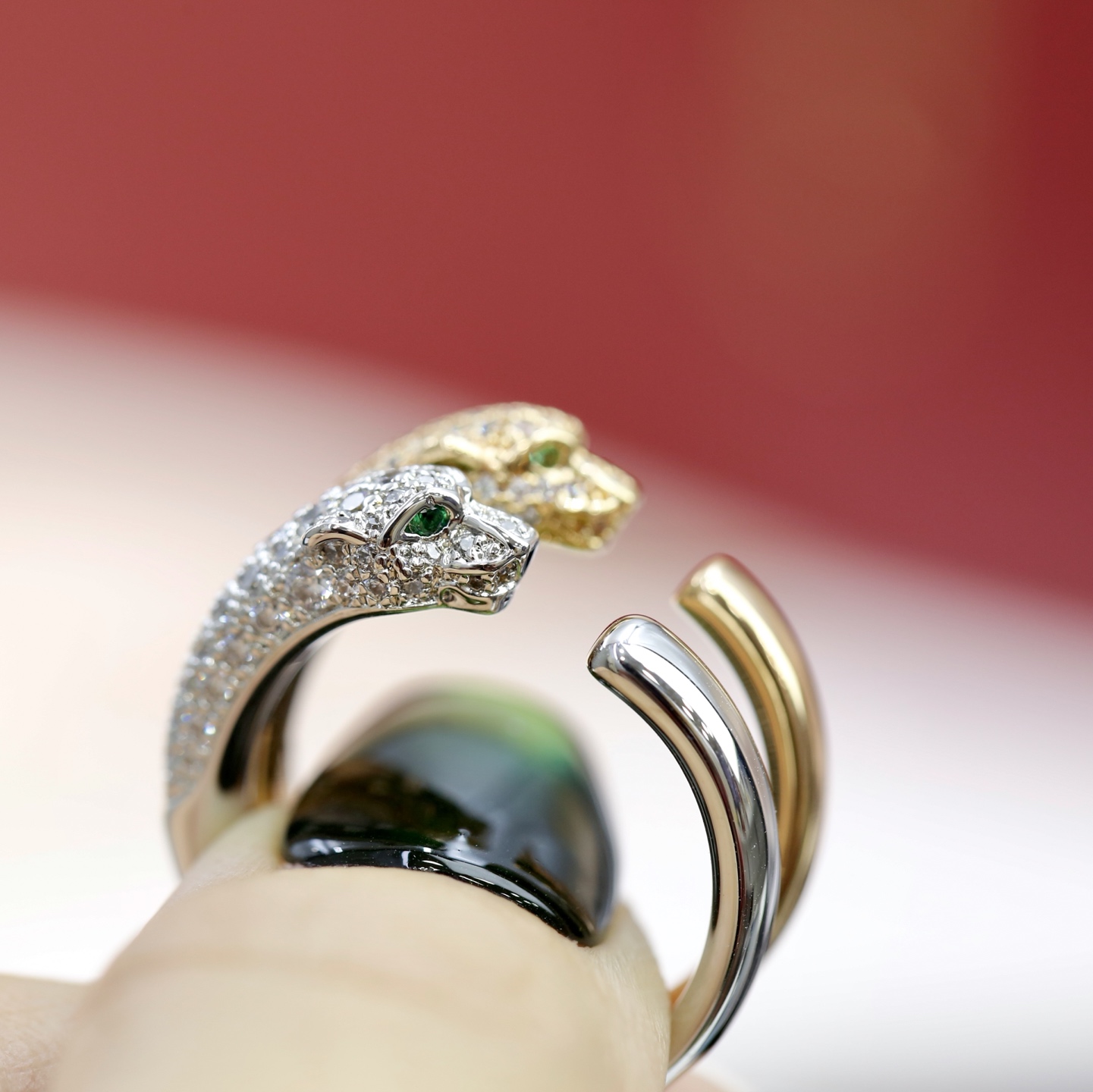 Cartier 把美洲豹最优美的身姿卧于您的玉指 是不是很有趣 它更是一个艺术作品 为生活增加色彩