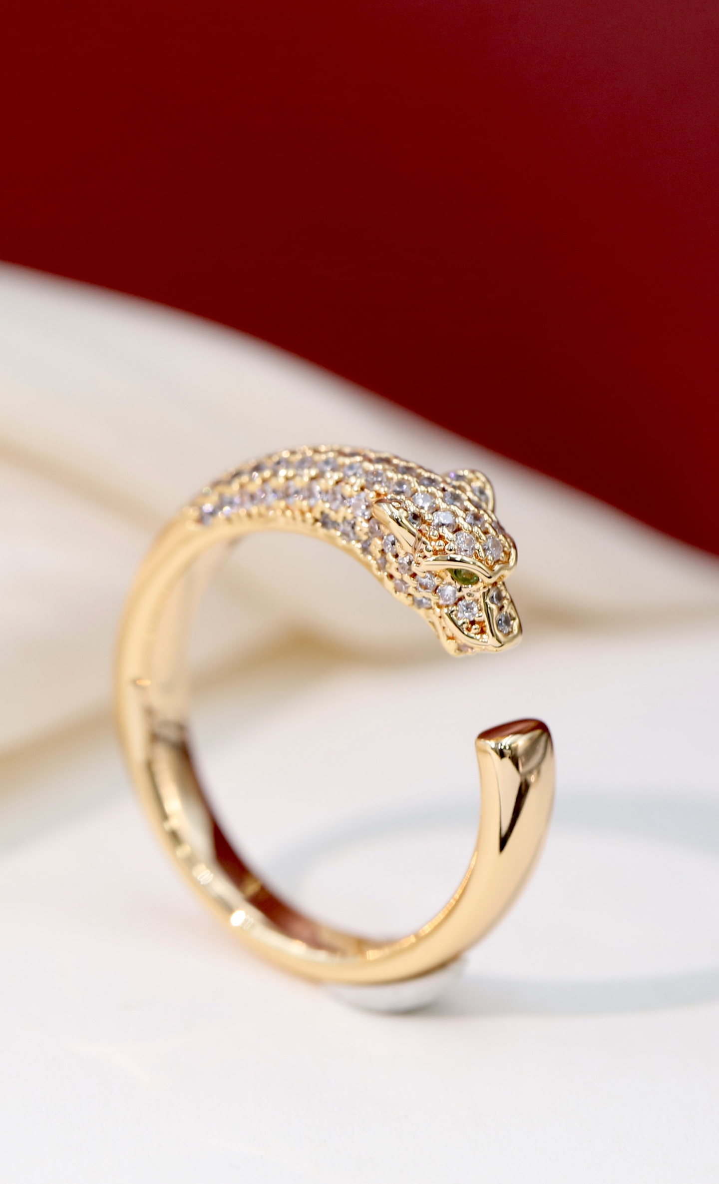 Cartier 把美洲豹最优美的身姿卧于您的玉指 是不是很有趣 它更是一个艺术作品 为生活增加色彩