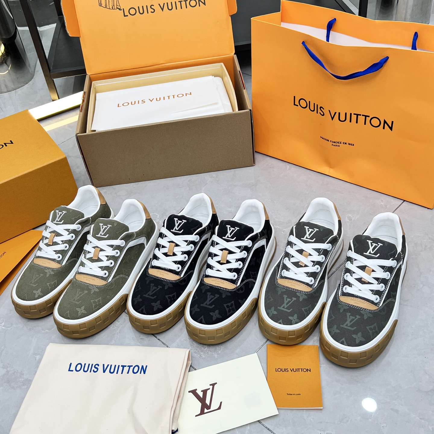 NO:620722,Actual price Factory direct sale, LV Louis Vuitton's latest model [Let me see] Developed and copied from the original 11, good-looking version, comfortable on the feet, fine workmanship Fabric: 166-style canvas, 5D gluing, high-temperature ironing. Lambskin lining, original molded TPU two-color outsole, accessories: exclusive private mold Vuitton logo. Inner lining: customized silky mesh lining - first layer silk cowhide lining  Outsole TPU combination outsole is wear-resistant, non-slip and anti-yellowing. Packed according to counter standard packaging: certificate.card.instruction.certificate,,louis vuitton,louis vuitton,cowhide,sheepskin19860909实价 工厂直销,LV路易威登最新款[让我看看] 原版11开发复制,版型好看,上脚舒适,做工精细 面料:帆布166款工艺,5D压胶,高温烫固.内里用小羊皮,原版开模TPU双色大底, 配件:独家私模 Vuitton 标识. 内里:定制丝滑网里-头层丝绸牛皮内里 大底TPU组合大底耐磨防滑防黄 按专柜装标准包装:证书.卡片.说明书.合格证,,louis vuitton,louis vuitton,cowhide,sheepskin,Men's shoes