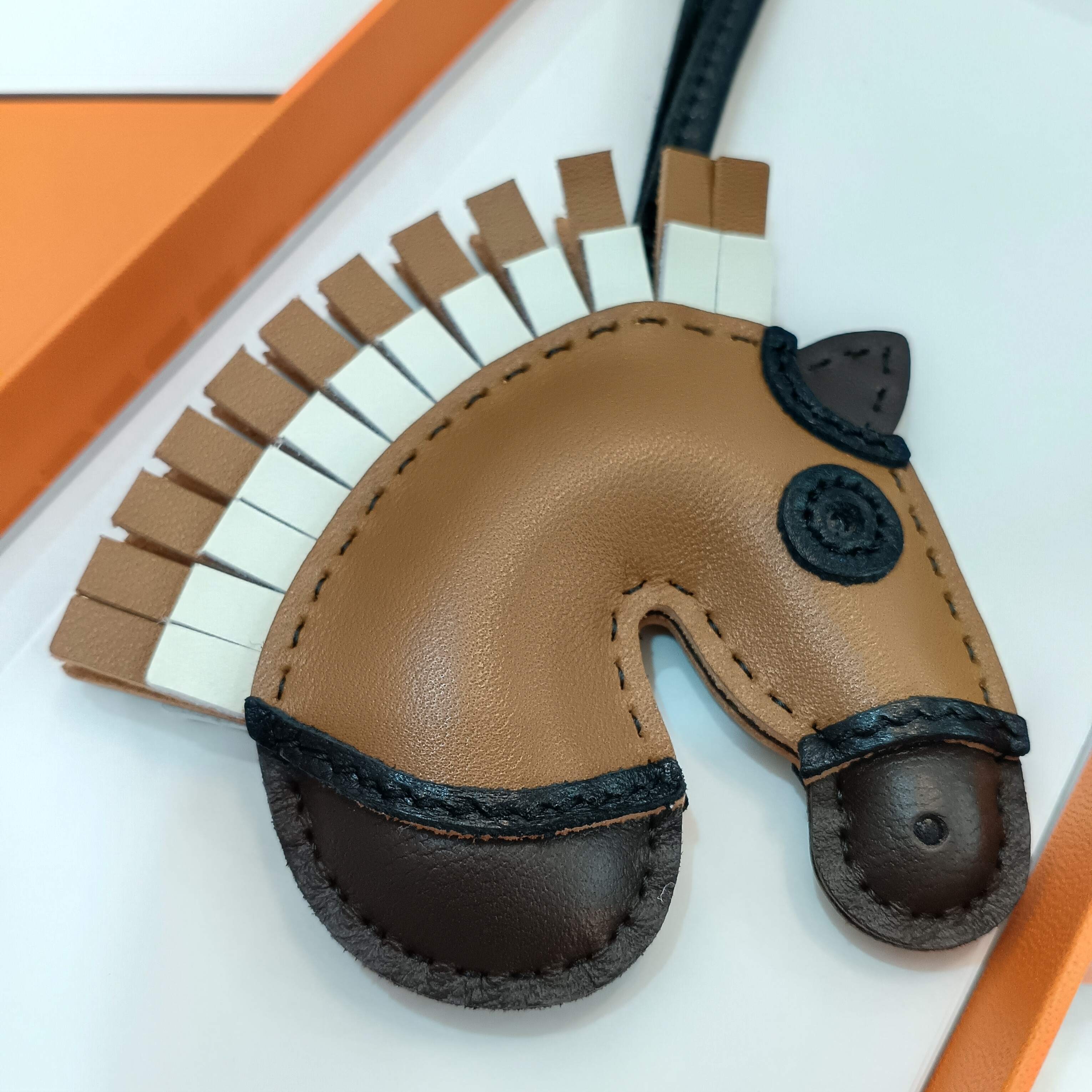 顶级版本🐎2025 HMMMMS🐎Geegee lroquois吊饰，Milo羊羔皮吊饰。Geegee系列迎来全新吊饰!这款全新作品的设计灵感 自品牌的马术根源，精巧演绎“热带草原”主题。马鬓蓬松飞扬，披覆彩色马毯，尽显摇滚风范。