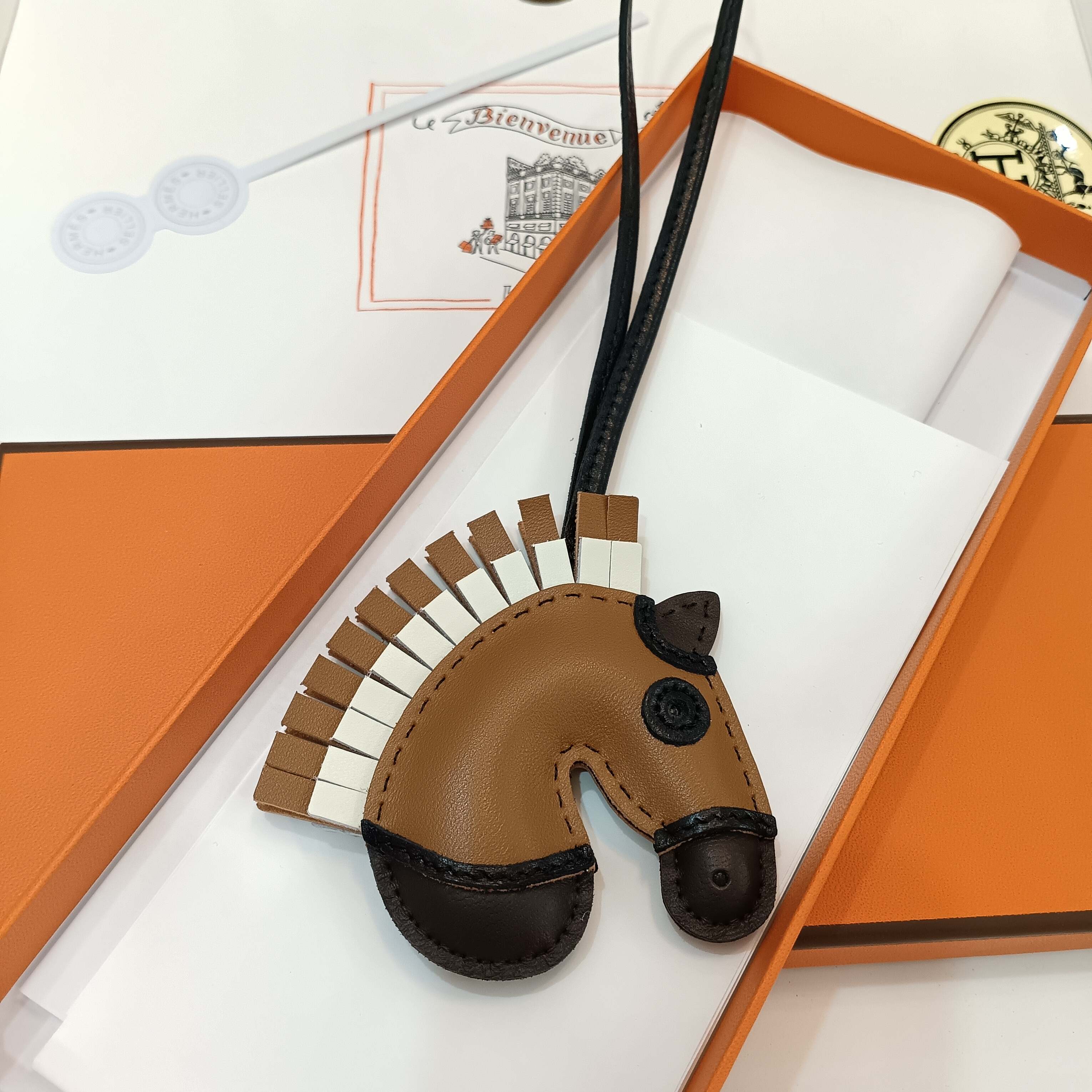 顶级版本🐎2025 HMMMMS🐎Geegee lroquois吊饰，Milo羊羔皮吊饰。Geegee系列迎来全新吊饰!这款全新作品的设计灵感 自品牌的马术根源，精巧演绎“热带草原”主题。马鬓蓬松飞扬，披覆彩色马毯，尽显摇滚风范。