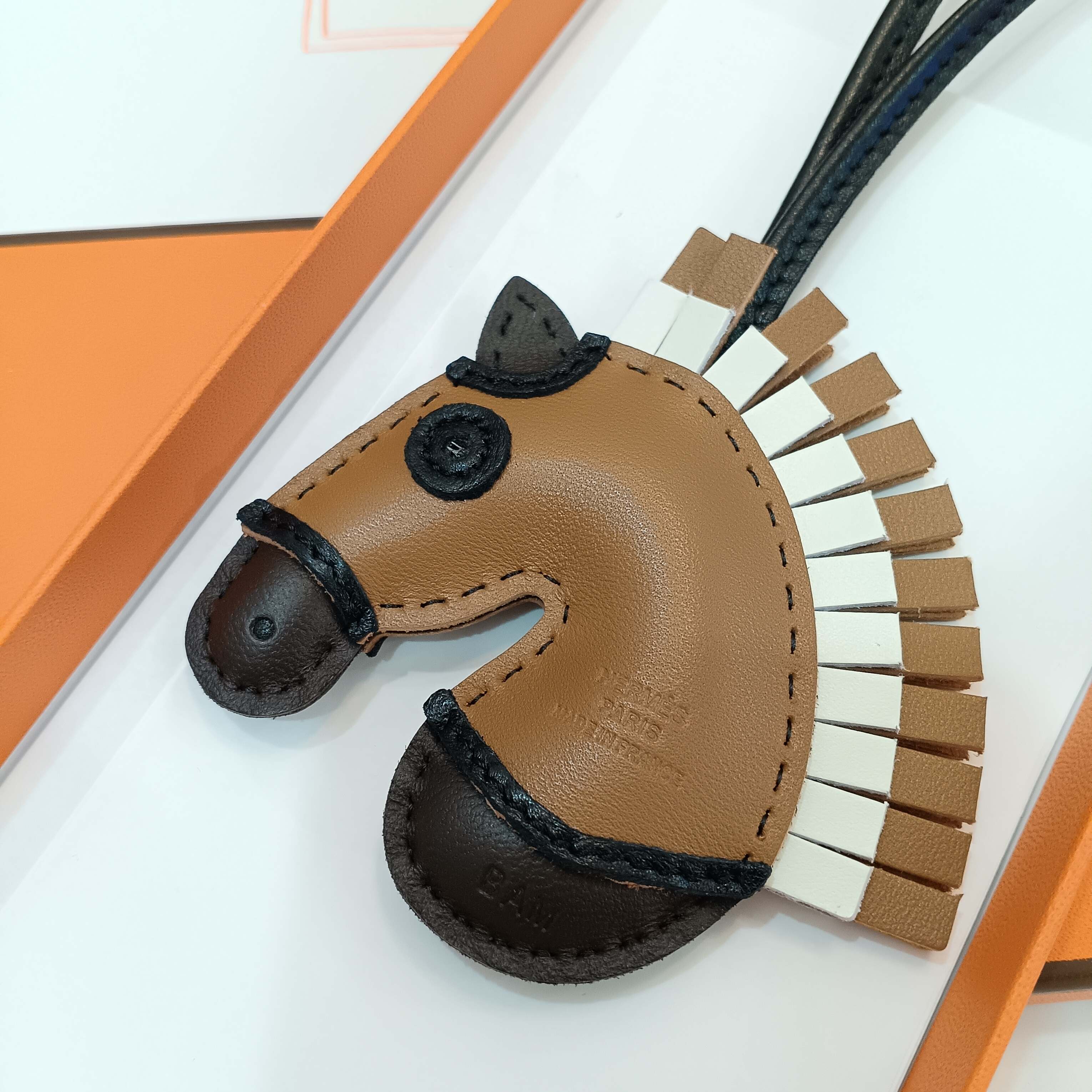 顶级版本🐎2025 HMMMMS🐎Geegee lroquois吊饰，Milo羊羔皮吊饰。Geegee系列迎来全新吊饰!这款全新作品的设计灵感 自品牌的马术根源，精巧演绎“热带草原”主题。马鬓蓬松飞扬，披覆彩色马毯，尽显摇滚风范。