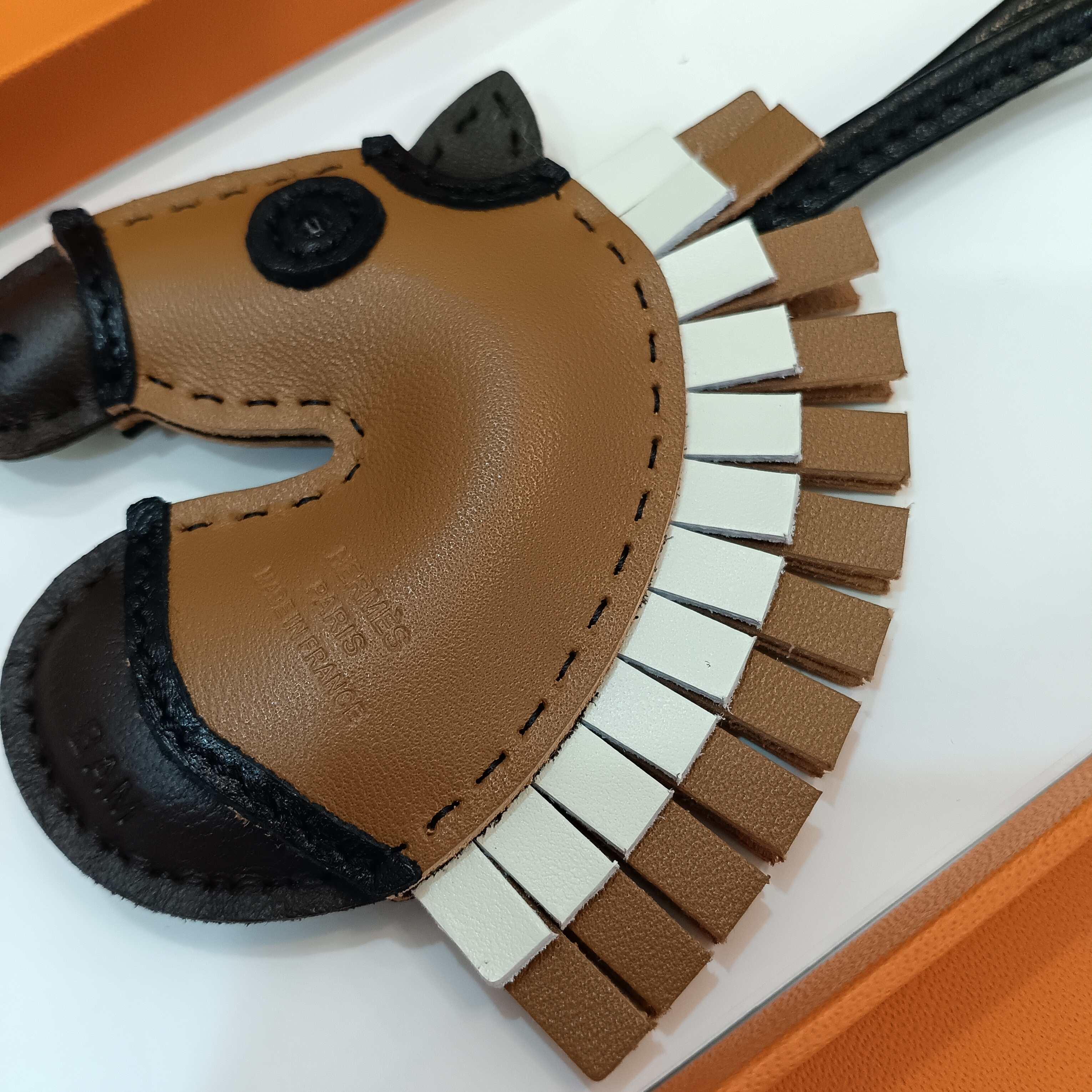 顶级版本🐎2025 HMMMMS🐎Geegee lroquois吊饰，Milo羊羔皮吊饰。Geegee系列迎来全新吊饰!这款全新作品的设计灵感 自品牌的马术根源，精巧演绎“热带草原”主题。马鬓蓬松飞扬，披覆彩色马毯，尽显摇滚风范。