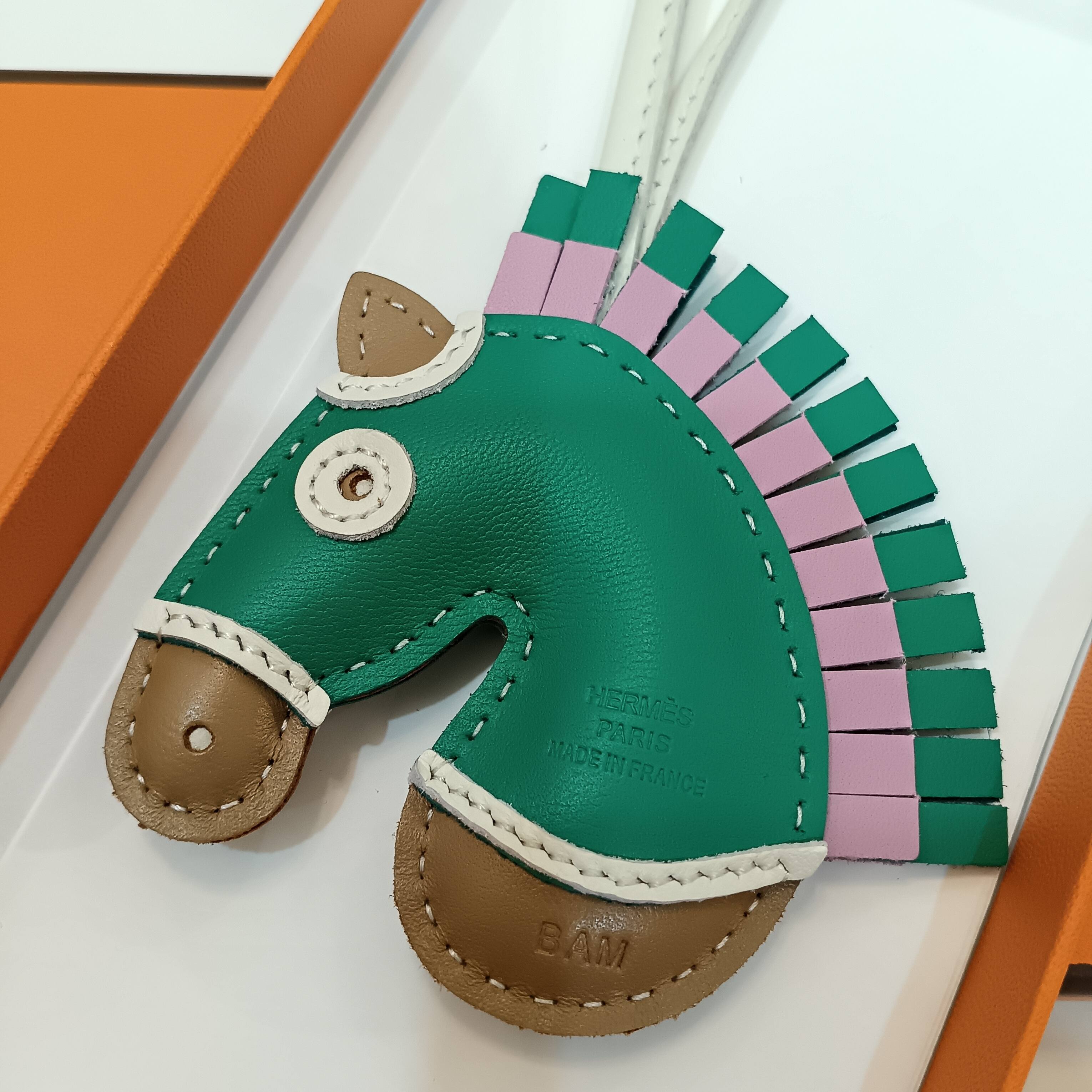 顶级版本🐎2025 HMMMMS🐎Geegee lroquois吊饰，Milo羊羔皮吊饰。Geegee系列迎来全新吊饰!这款全新作品的设计灵感 自品牌的马术根源，精巧演绎“热带草原”主题。马鬓蓬松飞扬，披覆彩色马毯，尽显摇滚风范。