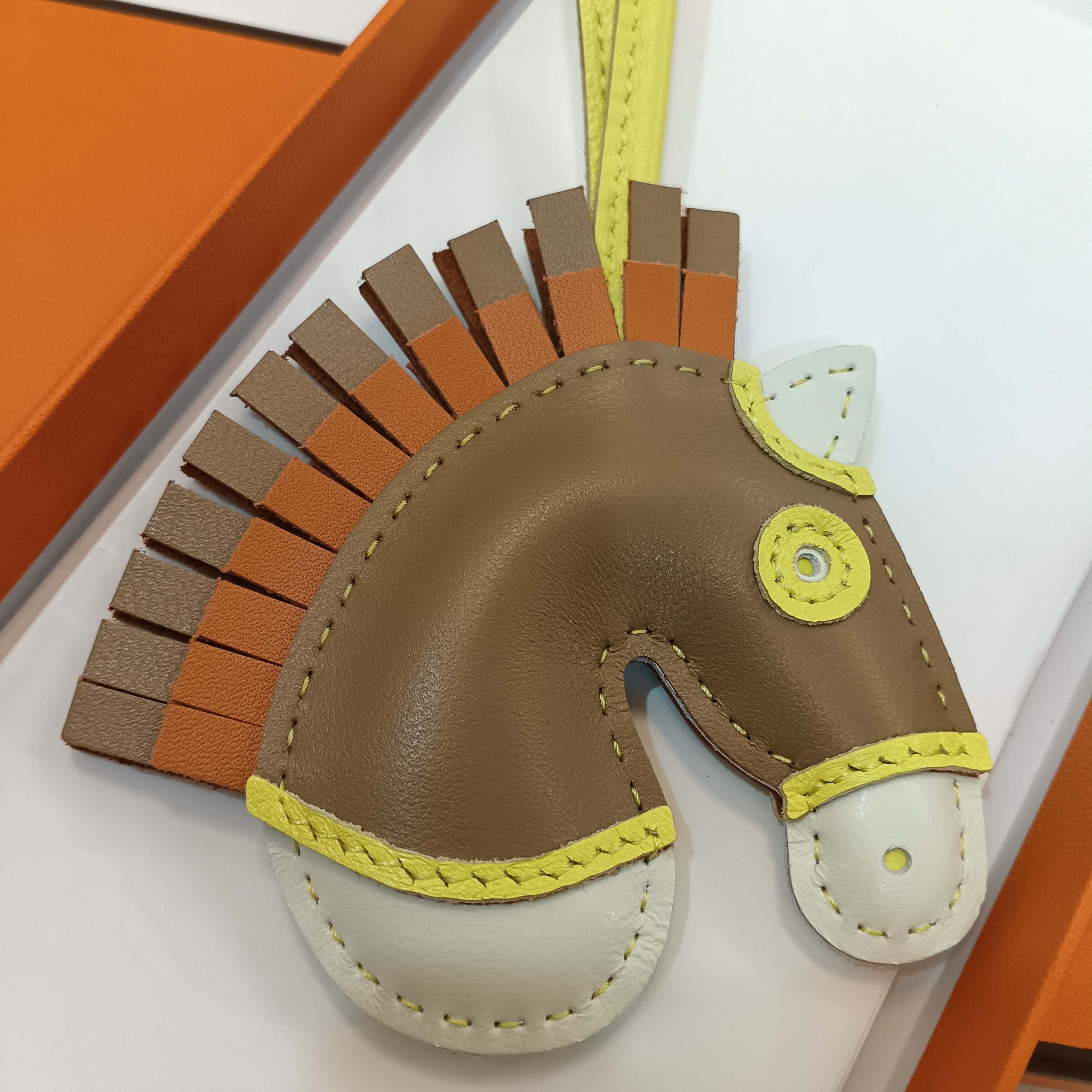 顶级版本🐎2025 HMMMMS🐎Geegee lroquois吊饰，Milo羊羔皮吊饰。Geegee系列迎来全新吊饰!这款全新作品的设计灵感 自品牌的马术根源，精巧演绎“热带草原”主题。马鬓蓬松飞扬，披覆彩色马毯，尽显摇滚风范。