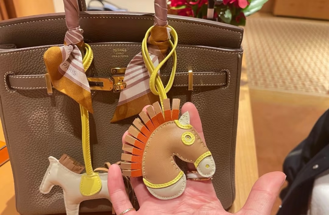 顶级版本🐎2025 HMMMMS🐎Geegee lroquois吊饰，Milo羊羔皮吊饰。Geegee系列迎来全新吊饰!这款全新作品的设计灵感 自品牌的马术根源，精巧演绎“热带草原”主题。马鬓蓬松飞扬，披覆彩色马毯，尽显摇滚风范。