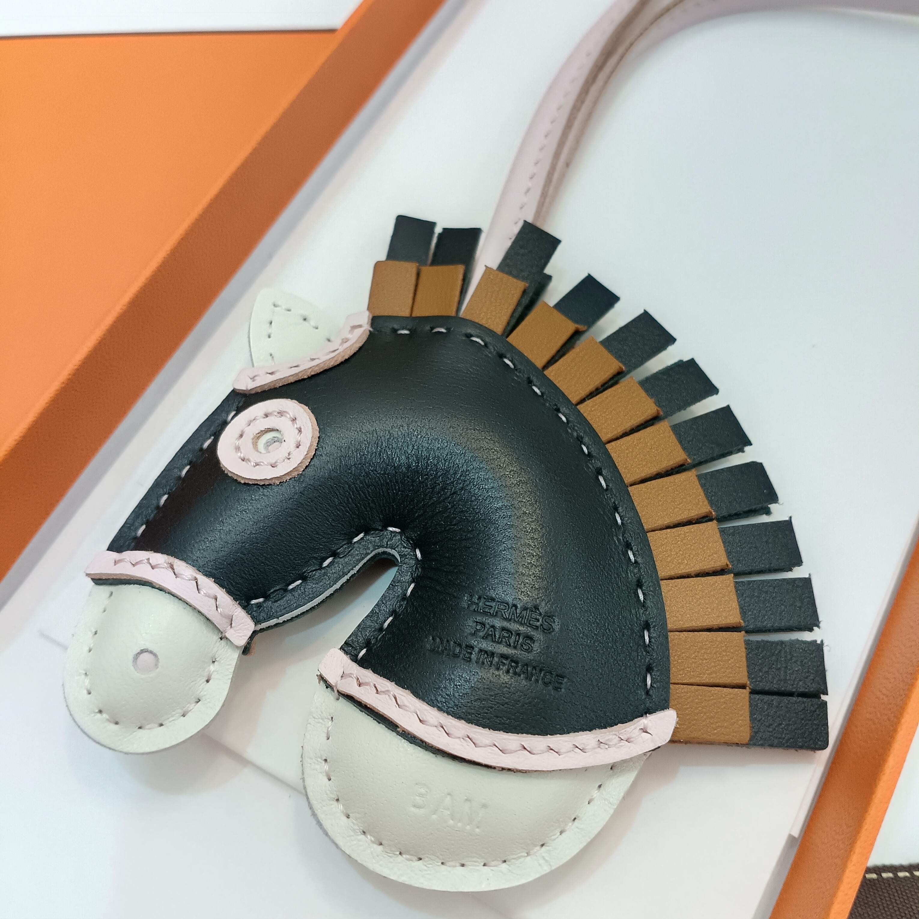 顶级版本🐎2025 HMMMMS🐎Geegee lroquois吊饰，Milo羊羔皮吊饰。Geegee系列迎来全新吊饰!这款全新作品的设计灵感 自品牌的马术根源，精巧演绎“热带草原”主题。马鬓蓬松飞扬，披覆彩色马毯，尽显摇滚风范。