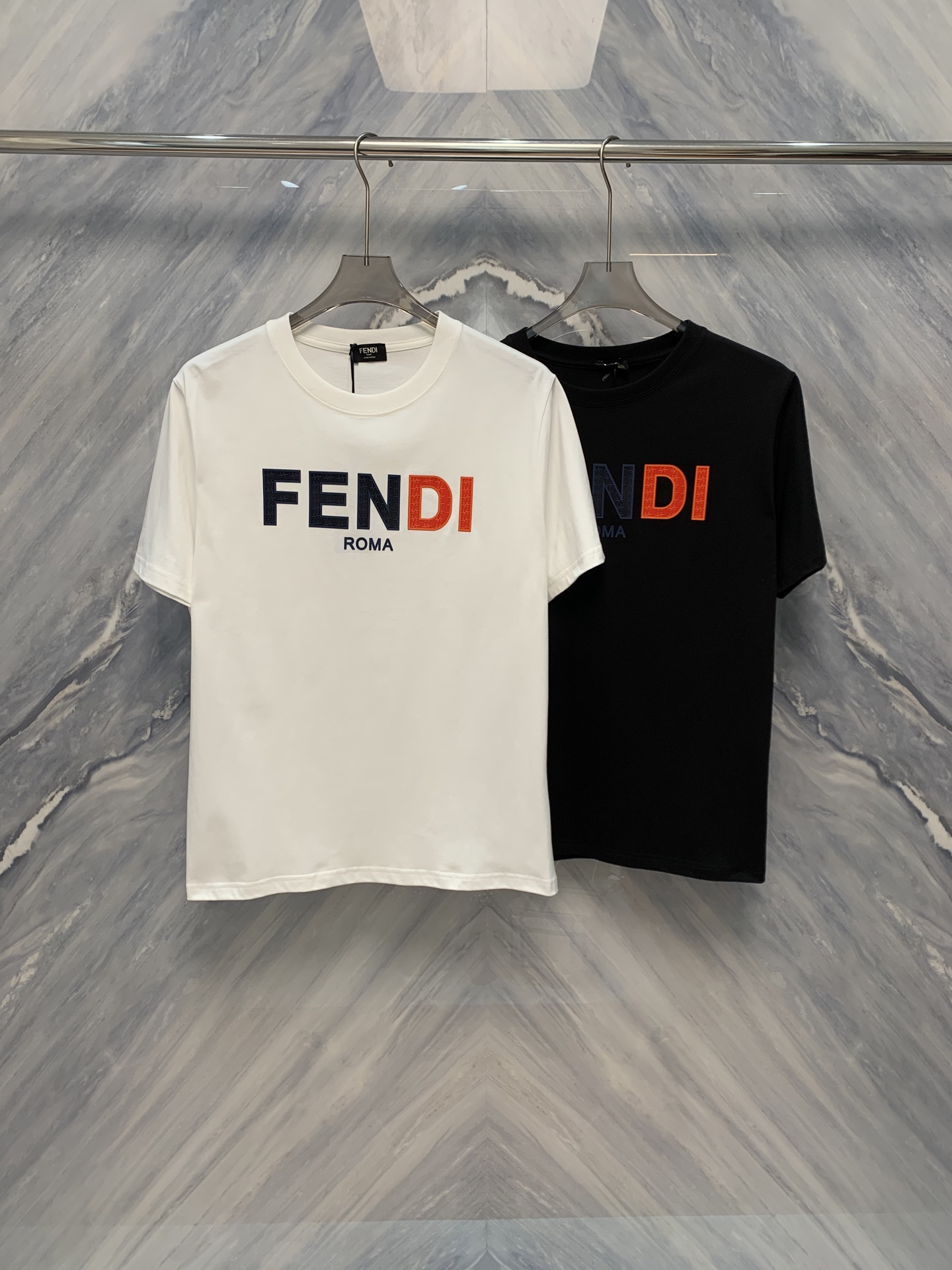 NO:419365,The 25-spring and summer new products are available for sale at the counter with limited FD contrast printed round neck short sleeves, a perfect combination of youth and vitality. In the hot summer, a short-sleeved T-shirt that combines fashion and comfort is undoubtedly a must-have for everyone's wardrobe. FD contrast printed round neck short sleeves, with its unique detail design, bright color matching and excellent wearing experience, has become the leader in summer clothing.  FD short sleeves are made of high-quality pure cotton fabric, which is soft and skin-friendly, breathable and sweat-absorbing, and brings all-round care to the skin. The classic round neck design is simple and generous, suitable for wearing in all occasions. Whether it is casual parties or sports, it can be easily controlled. The biggest highlight of this T-shirt is its contrasting color printing design. The designer cleverly collided and blended different colors to form a pattern with great visual impact, which not only highlights personality but also has a sense of fashion. Whether it is the combination of vibrant orange and calm black, or the combination of fresh green and bright yellow, it can make you stand out in the crowd. Color: Black White Size: S-2XL S: Bust 100 Length 69 Length 44 Length 22 M: Bust 104 Length 70 Length 45 Length 23 L: Bust 108 Length 71 Length 46  Sleeve length 24 XL: bust 112 garment length 72 shoulder width 47 sleeve length 25 XXL: bust 116 garment length 73 shoulder width 48 sleeve length 26, T-shirt,tees,t-shirt,alexander wang1986090925春夏新品柜台限定发售FD撞色印花圆领短袖青春与活力的完美融合,在炎炎夏日,一件兼具时尚与舒适的短袖T恤无疑是每个人的衣橱必备.FD撞色印花圆领短袖,以其独特的细节设计、鲜明的色彩搭配以及卓越的穿着体验,成为夏季服饰中的佼佼者. FD短袖采用高品质纯棉面料,柔软亲肤,透气吸汗,为肌肤带来全方位的呵护.经典的圆领设计,简洁大方,适合各种场合穿着.无论是休闲聚会还是运动出行,都能轻松驾驭.该款T恤最大的亮点在于其撞色印花设计.设计师巧妙地将不同颜色进行碰撞、融合,形成极具视觉冲击力的图案,既彰显了个性,又不失时尚感.无论是活力橙与沉稳黑的搭配,还是清新绿与亮黄的组合,都能在人群中让你脱颖而出. 颜色:黑色 白色 尺寸:S-2XL S :胸围100 衣长69 肩宽44 袖长22  M :胸围104 衣长70 肩宽45 袖长23  L :胸围108 衣长71 肩宽46 袖长24  XL :胸围112 衣长72 肩宽47 袖长25  XXL :胸围116 衣长73 肩宽48 袖长26,,T-shirt,tees，t-shirt,alexander wang,Men's clothing