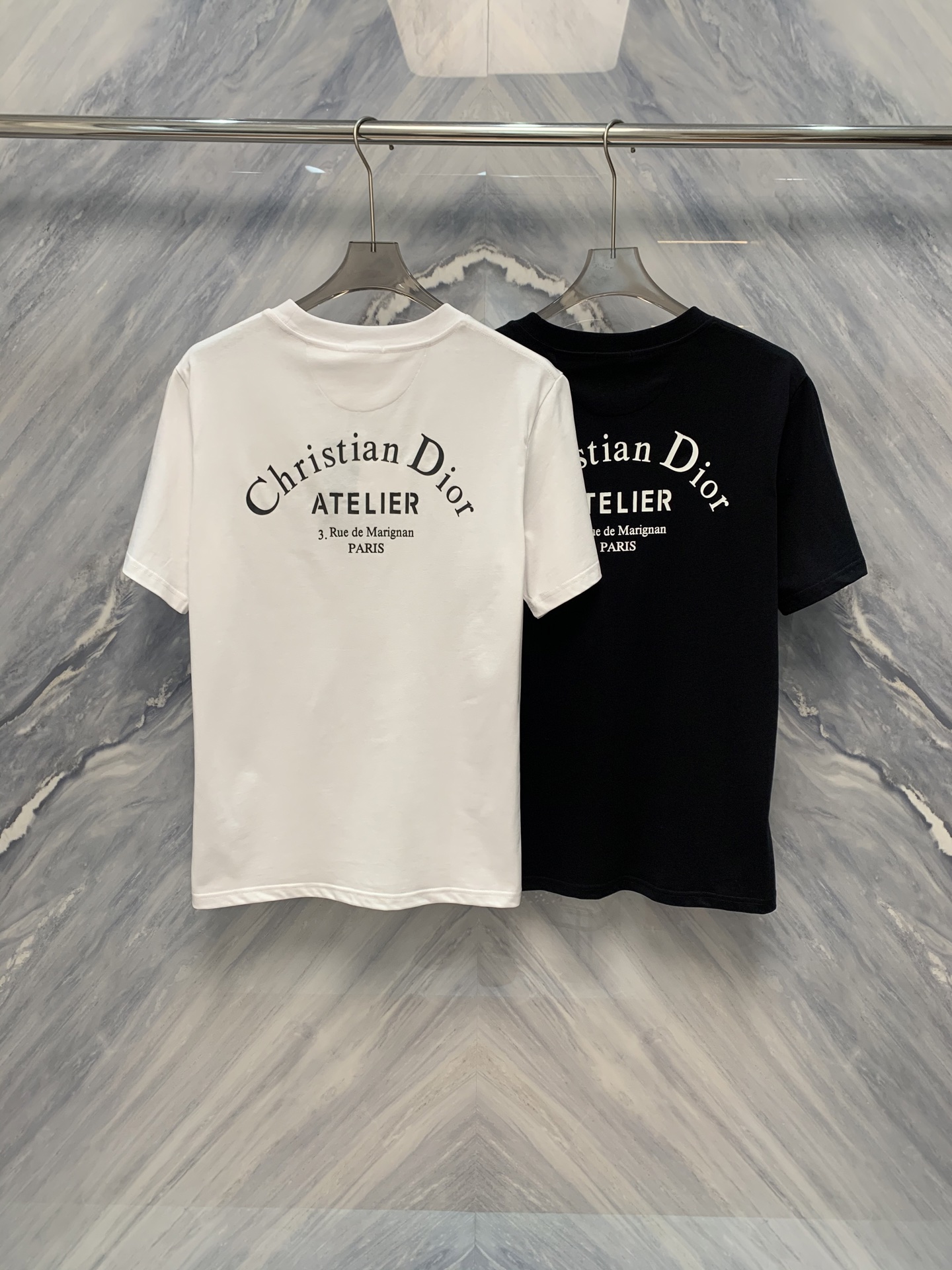 NO:419375,25 spring and summer new product original order CD classic art letter print round neck short-sleeved T-shirt, perfectly blending details and fashion to explore the new boundaries of fashion, starting with an exquisite T-shirt. CD classic art letter print round neck short-sleeved T-shirt, using high-quality pure cotton fabric, not only soft to the touch, but also brings excellent breathability and comfort. Classic round neck design, simple and elegant, perfectly set off the neck lines. Short-sleeved design, neat tailoring, brings a touch of coolness to the hot summer. The unique highlight lies in the exquisite CD art letter print on the chest, which is not only the brand's logo, but also a declaration of fashion and personality. The print adopts advanced technology, bright and long-lasting colors, and can still maintain a new look even after many washings. Whether it is matched with jeans or casual pants, this T-shirt can be easily controlled and shows extraordinary fashion taste. Color: Black White  Size: S-2XL S: Bust 100 Length 69 Shoulder width 44 Sleeve length 22 M: Bust 104 Length 70 Shoulder width 45 Sleeve length 23 L: Bust 108 Length 71 Shoulder width 46 Sleeve length 24 XL: Bust 112 Length 72 Shoulder width 47 Sleeve length 25 XXL: Bust 116 Length 73 Shoulder width 48 Sleeve length 26, jeans, T-shirt,tees, t-shirt,alexander wang1986090925春夏新品原厂订单CD经典艺术字母印花圆领短袖T恤,细节与风尚的完美融合探索时尚的新边界,从一件精致的T恤开始.CD经典艺术字母印花圆领短袖T恤,采用优质纯棉面料,不仅触感柔软,更带来卓越的透气性和舒适感.经典圆领设计,简洁而雅致,完美衬托颈部线条.短袖设计,利落剪裁,为炎炎夏日带来一丝清凉 独特的亮点在于胸前精致的CD艺术字母印花,这不仅是品牌的标志,更是时尚与个性的宣言.印花采用先进技术,色彩鲜艳且持久,即便经过多次洗涤,依然能保持如新的外观.无论是搭配牛仔裤还是休闲裤,这款T恤都能轻松驾驭,展现不凡的时尚品味. 颜色:黑色 白色 尺寸:S-2XL S :胸围100 衣长69 肩宽44 袖长22  M :胸围104 衣长70 肩宽45 袖长23  L :胸围108 衣长71 肩宽46 袖长24  XL :胸围112 衣长72 肩宽47 袖长25  XXL :胸围116 衣长73 肩宽48 袖长26,,jeans,T-shirt,tees，t-shirt,alexander wang,Men's clothing