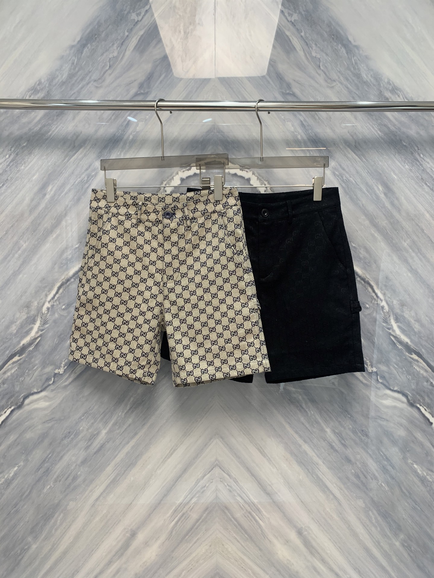 NO:500477,The 25-spring and summer new product limited-edition G-Java logo five-point shorts are available at the counter. With its exquisite details and unique design, it shows the charm of high-end and fashionable. The waist of the shorts adopts a comfortable design, suitable for all figures. The trouser legs are five-point length, just exposing the knees, which are both fashionable and breathable. The most eye-catching thing is the full jacquard logo design on the shorts, which adopts advanced jacquard technology to present the brand logo on the trouser body in three-dimensional form. The logo pattern is exquisite and delicate, with smooth lines, rich layering and texture.  Whether you are looking from a distance or close, you can feel the luxury and dignity conveyed by the brand. The fabric of the shorts is made of high-quality cotton, which is soft and breathable, skin-friendly and comfortable. After special treatment, the fabric has good wrinkle resistance and conformity. Even after multiple washing and wearing, it can still maintain the original shape and texture of the shorts. In terms of color selection, this shorts adopts classic black and apricot color, which is both versatile and fashionable. Whether it is matched with T-shirts, shirts or other tops, you can easily control various occasions. Color: Apricot color Black Size: M-3XL M: Waist circumference 74 Pants length 46 Pants length 106 L: Waist circumference 78 Pants length 47 Pants length 110 XL: Waist circumference 82 Pants length 48 Pants length 114 XXL: Waist circumference 86 Pants length 49 Pants length 118 XXXL: Waist circumference 90  Trousers length 50 hip circumference 122, gucci, shorts,shirts,tees,t-shirt,alexander wang1986090925春夏新品柜台限定发售G家满提花logo五分短裤,以其精致的细节和独特的设计,展现了高端时尚的魅力.短裤的腰部采用舒适的设计,适合各种身材.裤腿五分长度,恰到好处地露出膝盖,既时尚又透气.最引人注目的是短裤上的满提花logo设计,采用先进的提花工艺,将品牌logo以立体形式呈现于裤身.logo图案精致细腻,线条流畅,富有层次感和质感. 无论是从远处还是近处观察,都能感受到品牌所传递的奢华与尊贵,短裤的面料选用高品质棉质材料,柔软透气,亲肤舒适.经过特殊处理,面料具有较好的抗皱性和保形性,即使经过多次洗涤和穿着,依然能够保持短裤原有的形状和质感.在颜色的选择上,这款短裤采用了经典的黑色和杏色两种配色,既百搭又不失时尚感.无论是搭配T恤、衬衫还是其他上装,都能轻松驾驭各种场合. 颜色:杏色 黑色 尺寸:M-3XL M:腰围74 裤长46 臀围106  L:腰围78 裤长47 臀围110  XL:腰围82 裤长48 臀围114  XXL:腰围86 裤长49 臀围118  XXXL:腰围90 裤长50 臀围122,,gucci,shorts,shirts,tees，t-shirt,alexander wang,Men's clothing