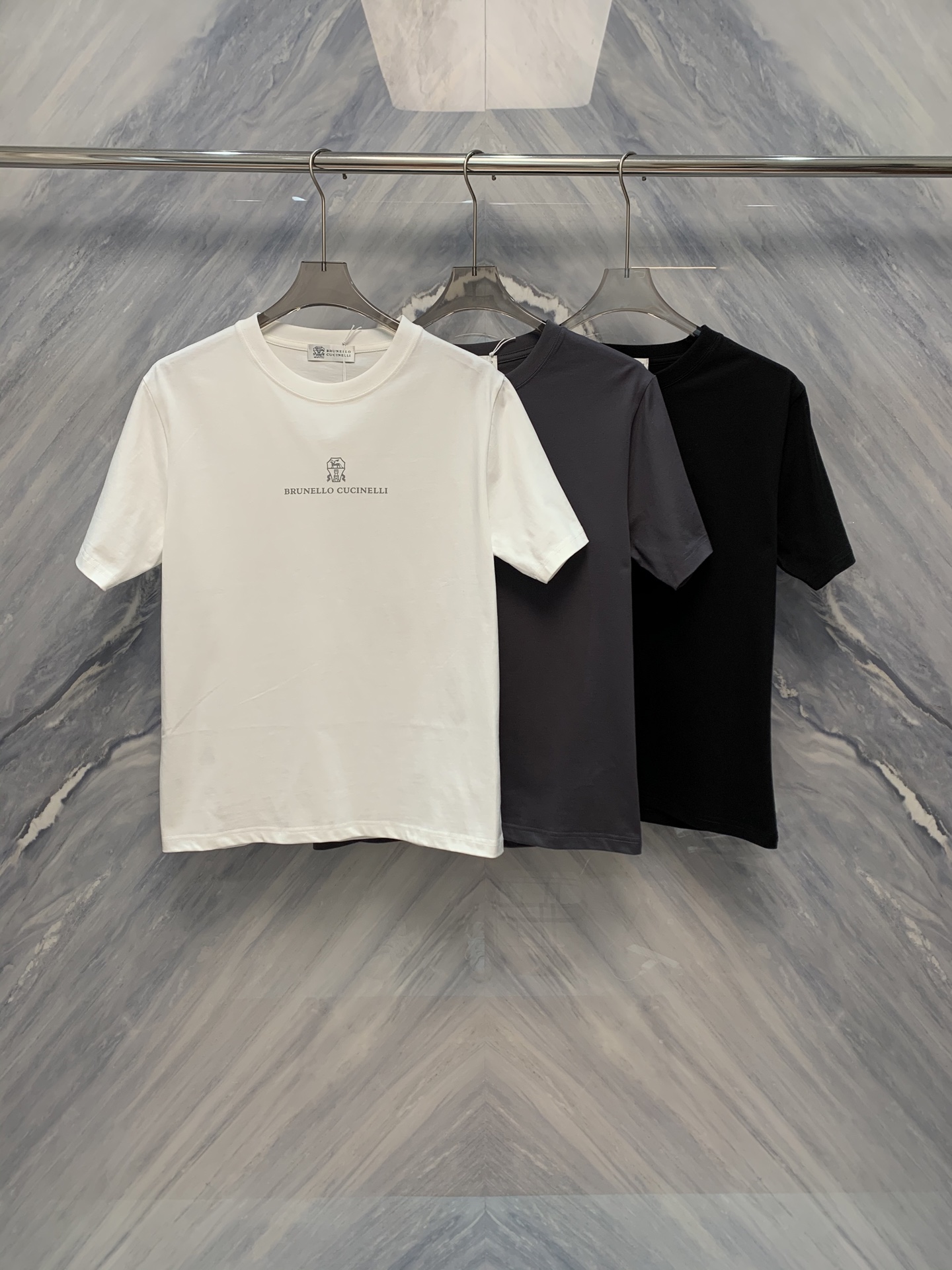 NO:419345,Original original 25 spring and summer new BC cotton round neck printed logo short-sleeved T-shirt, selected high-quality cotton materials, soft and breathable, fit the skin, giving you the ultimate comfort experience. The classic round neck design is simple and elegant, suitable for wearing in all occasions. The unique printed logo on the T-shirt adopts advanced printing technology, bright colors and three-dimensional patterns, not only highlights the charm of the brand, but also adds a sense of fashion to your shape. The exquisite stitching process is firm and durable, showing high-quality details. Whether it is daily travel or exercise, this T-shirt is your ideal choice. It is not only a piece of clothing, but also an expression of a life attitude. Wear it and enjoy the summer sunshine and vitality. Color: White Gray Black Size: S-2XL S: Bust 104 Length 69 Shoulder width 44 Sleeve length 23 M  :Bust 108 Length 70 Shoulder width 45 Sleeve length 24 L :Bust 112 Length 71 Shoulder width 46 Sleeve length 25 XL :Bust 116 Length 72 Shoulder width 47 Sleeve length 26 XXL :Bust 120 Length 73 Shoulder width 48 Sleeve length 27, T-shirt,tees,t-shirt,alexander wang19860909原单正品25春夏新品BC棉质圆领印花logo短袖T恤,精选优质棉料,柔软透气,贴合肌肤,给予你极致的舒适体验.经典的圆领设计,简约大方,适合各种场合穿着.T恤上独特的印花logo,采用先进的印制技术,色彩鲜艳,图案立体,不仅彰显了品牌魅力,更为你的造型增添一份时尚感. 精致的缝线工艺,牢固耐用,展现了高品质的细节处理.无论是日常出行还是运动健身,这款T恤都是你的理想选择.它不仅是一件衣物,更是一种生活态度的表达.穿上它,尽情享受夏日的阳光与活力吧. 颜色:白色 灰色 黑色 尺寸:S-2XL S :胸围104 衣长69 肩宽44 袖长23  M :胸围108 衣长70 肩宽45 袖长24  L :胸围112 衣长71 肩宽46 袖长25  XL :胸围116 衣长72 肩宽47 袖长26  XXL :胸围120 衣长73 肩宽48 袖长27,,T-shirt,tees，t-shirt,alexander wang,Men's clothing