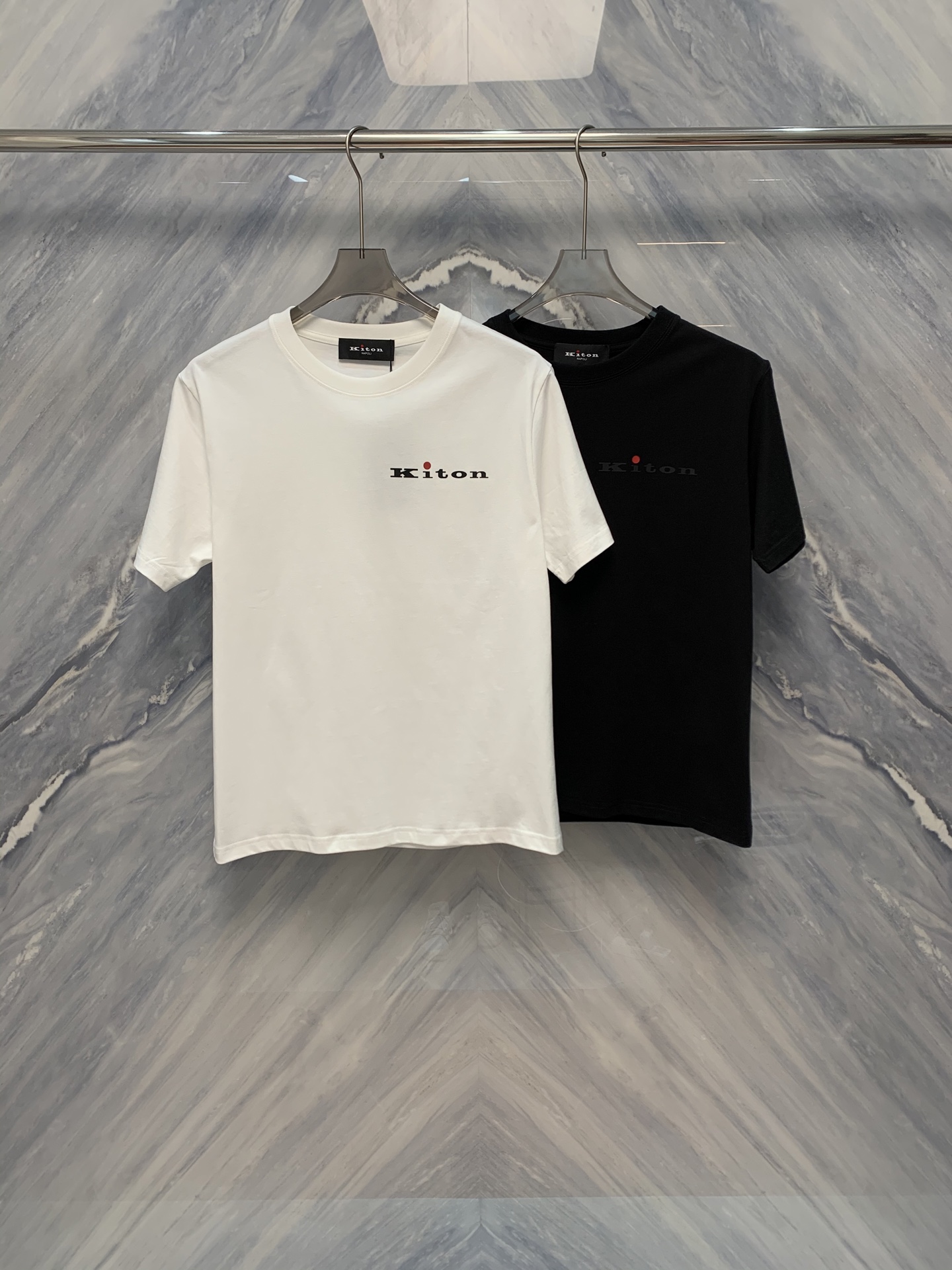 NO:419332,The original 25-order new Kiton round neck cotton printed logo short-sleeved T-shirt is a must-have item in summer wardrobe. This T-shirt is made of pure cotton, soft and breathable, suitable for all skin types and comfortable to touch. The classic round neck design is simple and elegant, suitable for wearing in all occasions. The exquisite logo print on the chest shows the unique charm of the brand. The T-shirt's style is loose and moderate, and it will not be too tight or look bloated. Whether it is matched with jeans, shorts or casual pants, it can be easily controlled. The details reflect the consistent quality of the Kiton brand, with neat threading without extra threading; the printing color is firm and not easy to fade.  In the hot summer, Kiton round neck cotton printed logo short-sleeved T-shirt not only makes you feel comfortable and comfortable, but also shows your fashion taste. Wear it, whether it is daily life or vacation travel, you are the most eye-catching one among the crowd. In general, Kiton round neck cotton printed logo short-sleeved T-shirt has become an indispensable fashion item in summer with its high-quality fabric, excellent workmanship and fashionable design. Color: Black White Size: S-2XL S: Bust 102 Length 68 Length 45 Length 22 M : Bust 106 Length 69 Length 46 Length 23 L : Bust 110 Length 70 Length 47 Length 24 XL : Bust 114 Length 71 Length 48 Length 25 XXL : Bust 118 Length 72 Length 72 Length : Bust 114 Length 71 Length 48 Length 25 XXL : Bust 118 Length 72 Length : Bust 114 Length 71 Length 48 Length 25 XXL : Bust 118 Length 72 Length : Bust 114 Length 71 Length 48 Length 25  Shoulder width 49 sleeve length 26, shorts, jeans, T-shirt,tees, t-shirt,alexander wang19860909原厂订单25春夏新品Kiton圆领棉质印花logo短袖T恤是夏季衣橱的必备单品.这款T恤采用纯棉材质,柔软透气,适合各种肤质,触感舒适.经典的圆领设计,简约大方,适合各种场合穿着.胸前精致的logo印花,展现了品牌的独特魅力.T恤的版型宽松适中,既不会过于紧身,也不会显得臃肿.无论是搭配牛仔裤、短裤还是休闲裤,都能轻松驾驭.细节之处更是体现了Kiton品牌的一贯品质走线工整,没有多余的线头；印花色彩牢固,不易褪色. 在炎炎夏日,Kiton圆领棉质印花logo短袖T恤不仅让你感受到舒适与自在,还能彰显你的时尚品味.穿上它,无论是日常生活还是度假旅行,你都是人群中最亮眼的那一个.总的来说,Kiton圆领棉质印花logo短袖T恤凭借其优质的面料、精良的做工和时尚的设计,成为了夏季不可或缺的时尚单品. 颜色:黑色 白色 尺寸:S-2XL S :胸围102 衣长68 肩宽45 袖长22  M :胸围106 衣长69 肩宽46 袖长23  L :胸围110 衣长70 肩宽47 袖长24  XL :胸围114 衣长71 肩宽48 袖长25  XXL :胸围118 衣长72 肩宽49 袖长26,,shorts,jeans,T-shirt,tees，t-shirt,alexander wang,Men's clothing