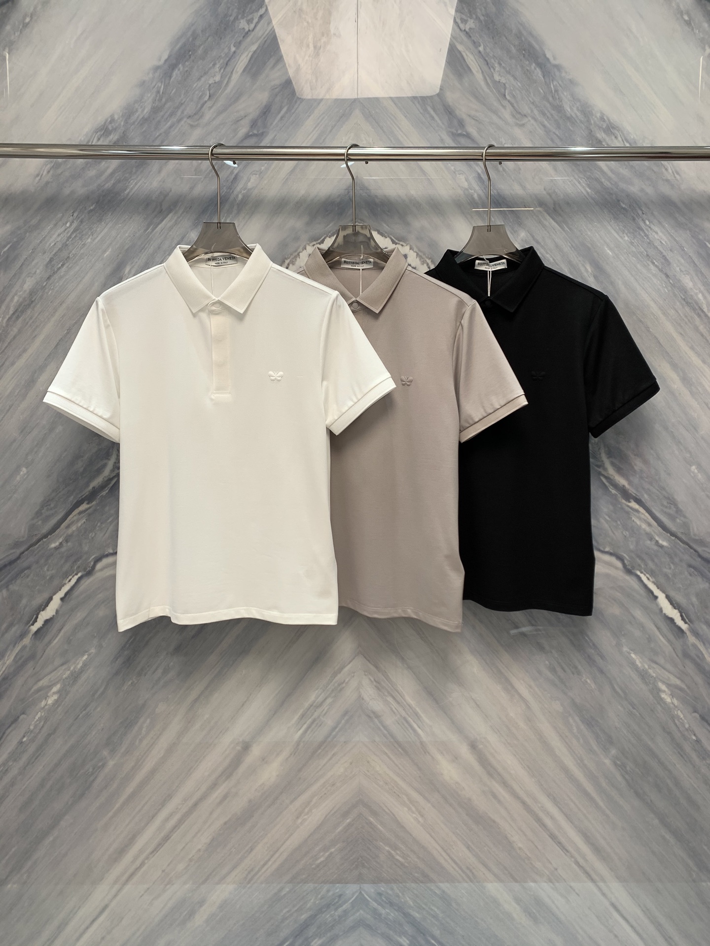 BV Logo-Coated Polo Shirt: Classic Design with Quality Craftsmanship - 图片 1