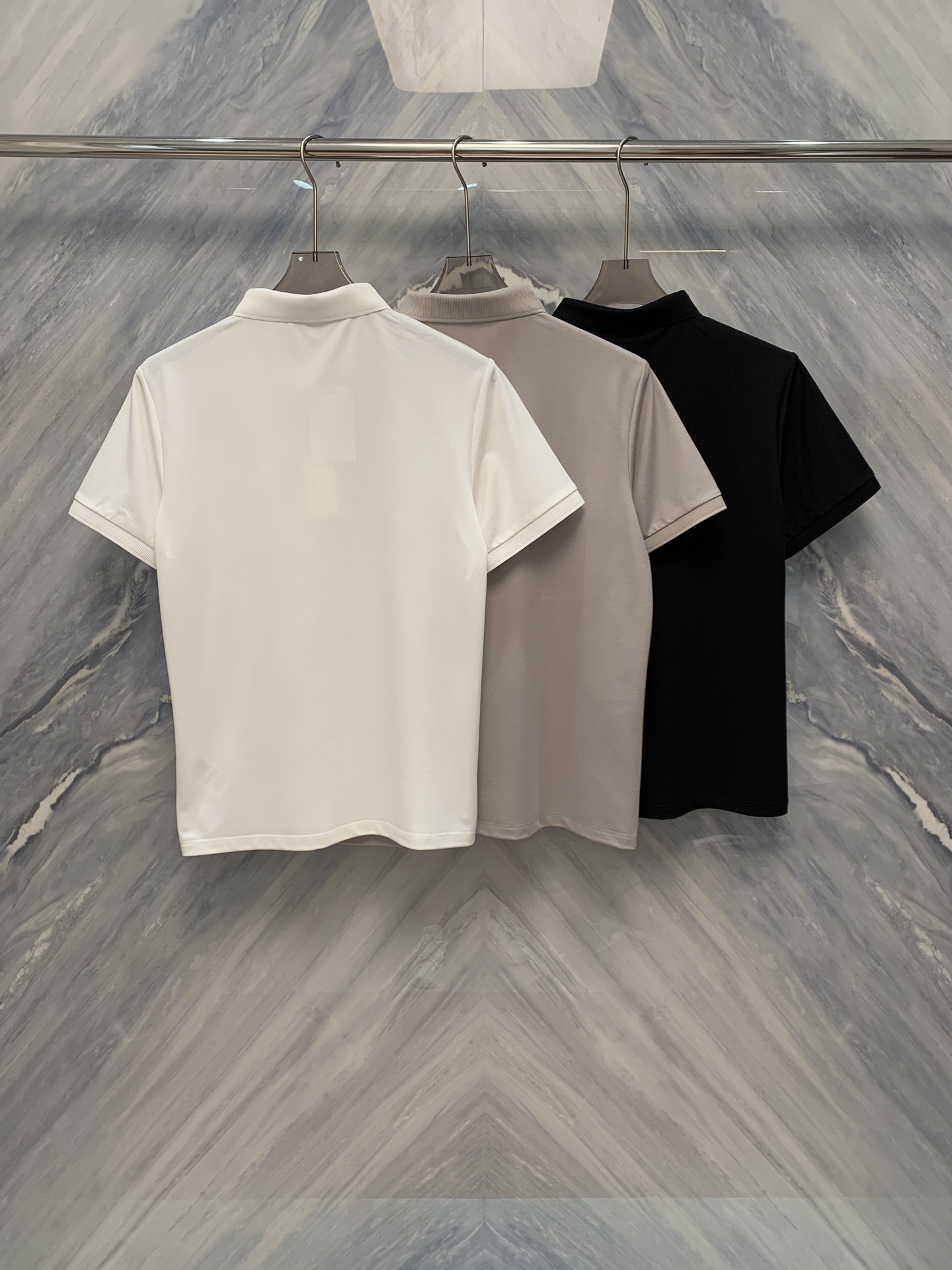 BV Logo-Coated Polo Shirt: Classic Design with Quality Craftsmanship - 图片 4