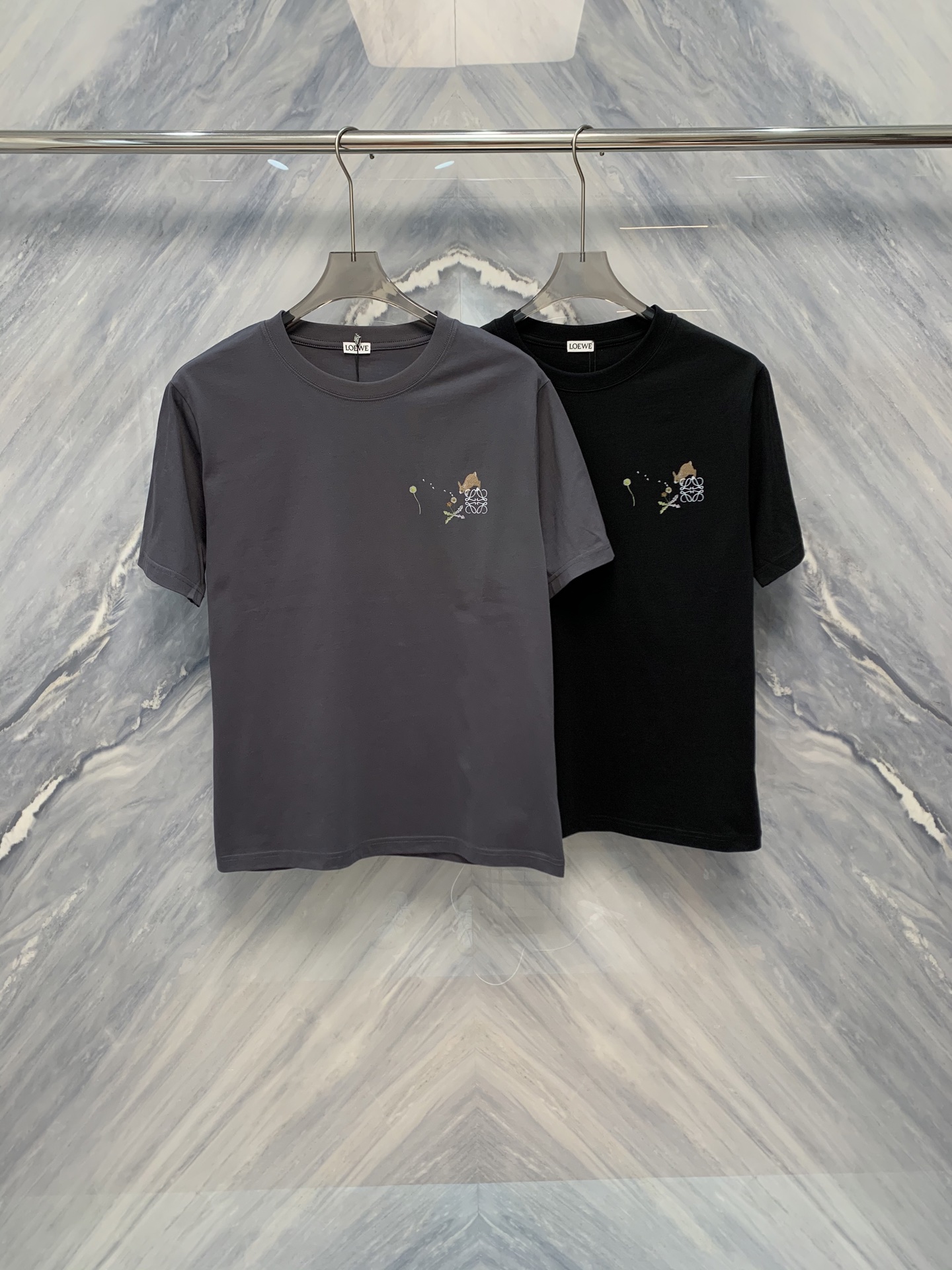 NO:419299,The new product of the 25 spring and summer products are on sale at the counter at the same time. The round-neck cotton short-sleeved sleeves are full of youthful vitality and innocence. From the details, this short-sleeved T-shirt is made of high-quality cotton material, soft and breathable, and has excellent skin-friendliness. The classic round-neck design is simple and elegant, which is convenient for putting on and taking off, and can well modify the neck lines. The short-sleeved cut is just right, and it will not be too tight or loose. It is very suitable for daily wear or going out for fun.  In the printing design, Luo Shen incorporates rich and colorful childlike elements, lifelike animal patterns, making people feel like they are in a wonderful world full of imagination. These prints are not only bright in color, but also use environmentally friendly printing and dyeing technology, without fading or irritating the skin. Luo Prodigy's children's fun printing round neck cotton short sleeves have become a must-have item in summer wardrobe with their exquisite details, comfortable materials and childlike printing design. Color: Gray Black Size: S-2XL S bust 102 Clothes 69 Clothes 46 Clothes 23 Clothes 106 Clothes 70 Clothes 47 Clothes 24 Clothes 110 Clothes 71 Clothes 48 Clothes 25 Clothes 114 Clothes 72 Clothes 49 Clothes 26 Clothes 118 Clothes 73 Clothes 50 Clothes  Sleeve length 27, T-shirt,tees,t-shirt,alexander wang1986090925春夏新品柜台同步在售罗神童趣印花圆领棉质短袖,洋溢着满满的青春活力和童真气息.从细节上看,这款短袖T恤采用优质棉质材料,柔软透气,亲肤性极佳,经典的圆领设计,简洁大方,既方便穿脱,又能很好地修饰颈部线条.短袖的剪裁恰到好处,既不会过于紧绷,也不会显得松垮,无论是日常穿着还是外出游玩都非常合适. 在印花设计上,罗神融入了丰富多彩的童趣元素,栩栩如生的动物图案、让人仿佛置身于一个充满想象力的奇妙世界.这些印花不仅色彩鲜艳,而且采用环保印染技术,不掉色、不刺激皮肤,罗神童趣印花圆领棉质短袖凭借其精致的细节、舒适的材质和充满童趣的印花设计,成为了夏季衣橱中的必备单品. 颜色:灰色 黑色 尺寸:S-2XL S胸围102 衣长69 肩宽46 袖长23  M胸围106 衣长70 肩宽47 袖长24  L胸围110 衣长71 肩宽48 袖长25  XL胸围114 衣长72 肩宽49 袖长26  2XL胸围118 衣长73 肩宽50 袖长27,,T-shirt,tees，t-shirt,alexander wang,Men's clothing