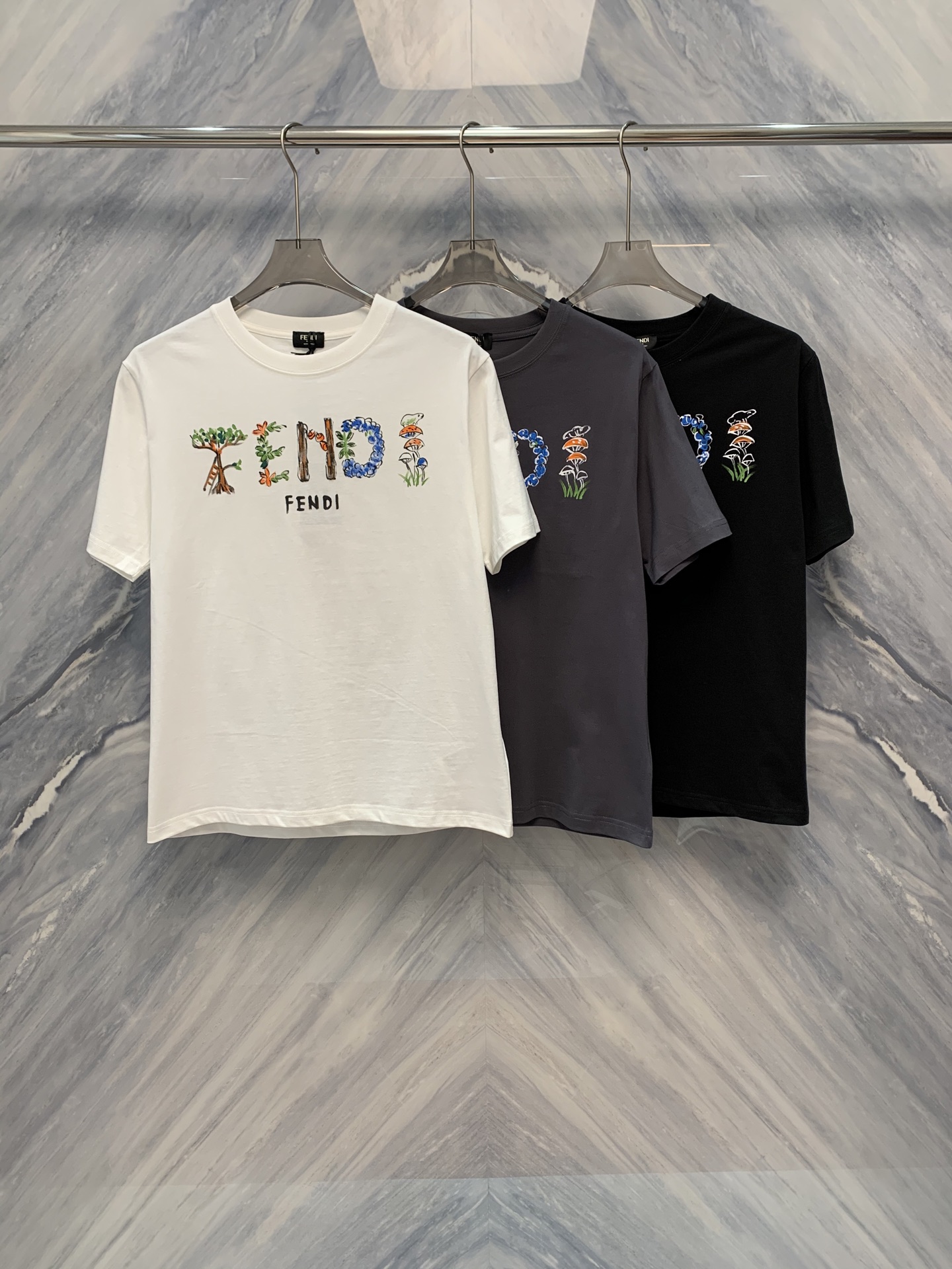 NO:419310,The new 25 spring and summer FD fashion floral print elements couples' same round neck cotton T-shirt, which is an indispensable fashion item in summer wardrobe. It combines comfort and fashion sense, perfectly taking into account daily wear and occasion needs. This T-shirt is made of pure cotton, soft and breathable, and has excellent skin-friendliness, and is suitable for wearing all skin types. The classic round neck design is simple and elegant, and can well modify the neck lines and suit all face shapes. Whether it is matched with jeans, shorts or skirts, it can be easily controlled and show different styles.  The unique floral print design on the T-shirt is the biggest highlight. The designer carefully selected the most popular floral elements at the moment and used advanced printing technology to present brightly colored and exquisitely patterned flowers on the T-shirt. These flowers are not only full of vitality and vitality, but also add a bit of romance and tenderness. The printed colors and the background of the T-shirt complement each other, harmonious but without losing personality, and can stand out in the crowd instantly. In terms of details, the FD brand also shows its exquisite craftsmanship level. The stitching of the T-shirt is tight and even, and the thread is smooth, reflecting the brand's strict requirements for quality. The double-car line design of the hem and cuffs not only increases the durability of the T-shirt, but also makes it more fitting with the body, showing the wearer's figure curve. Color: White, Gray, Black Size: S-2XL S bust 102 Length 69 Shoulder width 46  Sleeve length 23 M bust 106 Clothes length 70 Shoulder width 47 Sleeve length 24 L bust 110 Clothes length 71 Shoulder width 48 Sleeve length 25 XL bust 114 Clothes length 72 Shoulder width 49 Sleeve length 26 2XL bust 118 Clothes length 73 Shoulder width 50 Sleeve length 27, skirts, shorts, jeans,tees, t-shirt,alexander wang1986090925春夏新品FD时尚花卉印花元素情侣同款圆领棉质T恤,是夏季衣橱中不可或缺的时尚单品.它结合了舒适性与时尚感,完美兼顾了日常穿着与场合需求.这款T恤采用纯棉材质,柔软透气,亲肤性极佳,适合各种肤质穿着.经典的圆领设计,简洁大方,能够很好地修饰颈部线条,适合各种脸型.无论是搭配牛仔裤、短裤还是裙子,都能轻松驾驭,展现出不同的风格. T恤上独特的花卉印花设计是最大的亮点.设计师精心选取了当下最流行的花卉元素,采用先进的印花技术,将色彩鲜艳、图案精致的花卉呈现在T恤上.这些花卉不仅富有生机与活力,还增添了几分浪漫与柔情.印花的色彩与T恤的底色相互映衬,和谐而又不失个性,能够在人群中瞬间脱颖而出.在细节处理上,FD品牌也展现出了其精湛的工艺水平.T恤的缝线紧密均匀,走线流畅,体现了品牌对品质的严格要求.衣摆和袖口的双车线设计,不仅增加了T恤的耐用性,还使其更加贴合身体,展现出穿着者的身材曲线 颜色:白色 灰色 黑色 尺寸:S-2XL S胸围102 衣长69 肩宽46 袖长23  M胸围106 衣长70 肩宽47 袖长24  L胸围110 衣长71 肩宽48 袖长25  XL胸围114 衣长72 肩宽49 袖长26  2XL胸围118 衣长73 肩宽50 袖长27,,skirts,shorts,jeans,tees，t-shirt,alexander wang,Men's clothing