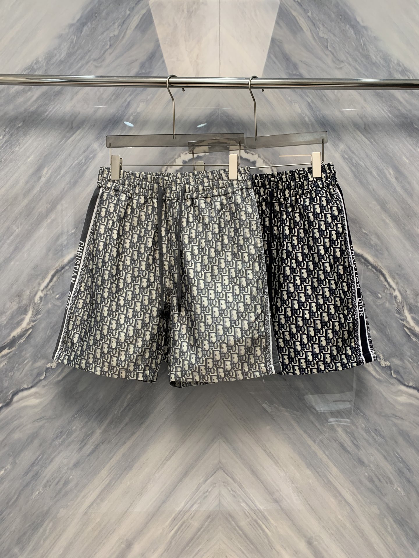 NO:500475,The new OEM factory order CD jacquard couple's five-point shorts are a new product that has attracted much attention in the fashion industry this season. With its unique detailed design, this shorts have become a must-have item for couples in summer. The shorts are made of high-quality cotton blend material, which is breathable and comfortable to touch, and are suitable for wearing in hot summer. The waist of the trousers uses a wide-edged elastic design, which not only ensures the comfort of wearing, but also is suitable for people of all body types. The pockets on both sides are simple and practical, making it easy to carry small items.  The most eye-catching thing is the CD jacquard pattern on the shorts, which is the highlight of the designers this season. The jacquard pattern is delicate and three-dimensional. The combination of CD letters symbolizes the sweetness and tacit understanding between couples. The color combination of the patterns is fresh and elegant, both energetic and elegant, which is very suitable for shopping or vacation. The length of the shorts is designed to be five points, just showing the beauty of the lines of the legs, while not losing dignity. Color: Gray Black Size: M-3XL M: Waist circumference 68-74 Pants length 47 hip circumference 106 L: Waist circumference 74-80 Pants length 48 hip circumference 110 XL: Waist circumference 80-86 Pants length 49 hip circumference 114 XXL: Waist circumference 86-92 Pants length 50 hip circumference 118 3XL:  Waist circumference 92-98 Trousers length 51 hip circumference 122, shorts, alexander wang1986090925春夏新品代工厂订单CD提花情侣五分短裤,是本季时尚界备受瞩目的新品.这款短裤以其独特的细节设计,成为情侣们夏日的必备单品.短裤采用了高质量的棉质混纺材质,透气性好,触感舒适,适合炎热的夏季穿着.裤腰部分使用了宽边松紧设计,既保证了穿着的舒适性,又适合各种体型的人群.两侧的口袋设计简洁实用,方便携带小物品. 最引人注目的是短裤上的CD提花图案,这是本季设计师特别推出的亮点.提花图案精细且富有立体感,CD字母的组合象征着情侣之间的甜蜜与默契.图案的色彩搭配清新淡雅,既有活力又不失优雅,无论是逛街还是度假都非常合适.短裤的长度设计为五分,恰到好处地展现了腿部的线条美感,同时又不失端庄. 颜色:灰色 黑色 尺寸:M-3XL M: 腰围68-74 裤长47 臀围106  L: 腰围74-80 裤长48 臀围110  XL: 腰围80-86 裤长49 臀围114  XXL: 腰围86-92 裤长50 臀围118  3XL: 腰围92-98 裤长51 臀围122,,shorts,alexander wang,Men's clothing