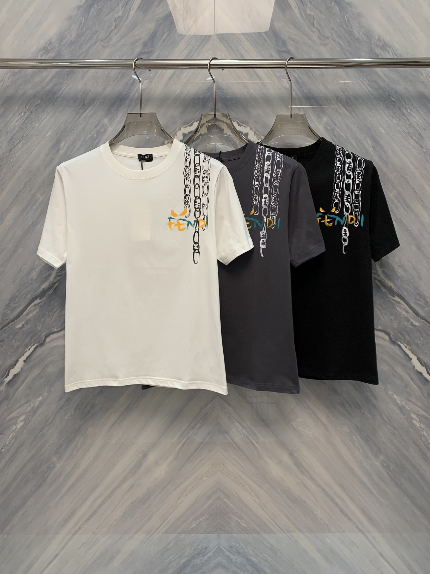 NO:419323,The new 25 spring and summer FD lock graffiti round neck cotton short-sleeved T-shirt, the beauty of details is in the ocean of fashion. The FD lock graffiti round neck cotton short-sleeved T-shirt exudes a unique charm with its unique detail design. This T-shirt is made of high-quality cotton fabric, soft and breathable, and has excellent skin-friendliness. The classic round neck design is simple and elegant, suitable for wearing in all occasions. The graffiti pattern on the body is the finishing touch of the entire T-shirt, with bright colors, smooth lines, full of vitality and artistic sense. Whether it is street style or casual style, you can easily control it.  As one of the characteristics of this product, the FD lock buckle shows the beauty of details to the fullest. At the same time, it adds a sense of fashion and design to the T-shirt. The FD lock buckle is like a bright pearl, shining the brand's persistent pursuit of quality and design in the details. Wearing this FD lock buckle graffiti round neck cotton short-sleeved T-shirt, you are not only a follower of fashion, but also a discoverer of the beauty of details. Let us feel the quality in details and show ourselves in fashion. Color: White Gray Black Size: S-2XL S: Bust 100 Long 69 Shoulder width 45 Sleeves 23 M: Bust 104 Long 70 Shoulder width 46 Sleeves 24 L: Bust 108 Long 71 Shoulder width 47 Sleeves 25 XL: Bust 112 Long 72 Shoulder width 48 Sleeves 26  2XL: Bust 116, Clothes 73, Shoulders 49, Sleeve length 27, T-shirt,tees, t-shirt,alexander wang1986090925春夏新品FD锁扣涂鸦圆领棉质短袖T恤,细节之美在时尚的海洋中,FD锁扣涂鸦圆领棉质短袖T恤以其独特的细节设计,散发着别具一格的魅力.这款T恤采用优质的棉质面料,柔软透气,亲肤性极佳.经典圆领设计,简洁大方,适合各种场合穿着.衣身的涂鸦图案是整件T恤的点睛之笔,色彩鲜明,线条流畅,充满活力和艺术感.无论是街头风还是休闲风,都能轻松驾驭. 而FD锁扣作为本品的特色之一,更是将细节之美展现得淋漓尽致.同时为T恤增添了一份时尚感和设计感.FD锁扣犹如一颗璀璨的明珠,在细节之处闪耀着品牌对于品质和设计的执着追求.穿上这款FD锁扣涂鸦圆领棉质短袖T恤,你不仅是时尚的追随者,更是细节之美的发现者.让我们在细节中感受品质,在时尚中展现自我. 颜色:白色 灰色 黑色 尺寸:S-2XL S:胸围100 衣长69 肩宽45 袖长23  M:胸围104 衣长70 肩宽46 袖长24  L:胸围108 衣长71 肩宽47 袖长25  XL:胸围112 衣长72 肩宽48 袖长26  2XL:胸围116 衣长73 肩宽49 袖长27,,T-shirt,tees，t-shirt,alexander wang,Men's clothing