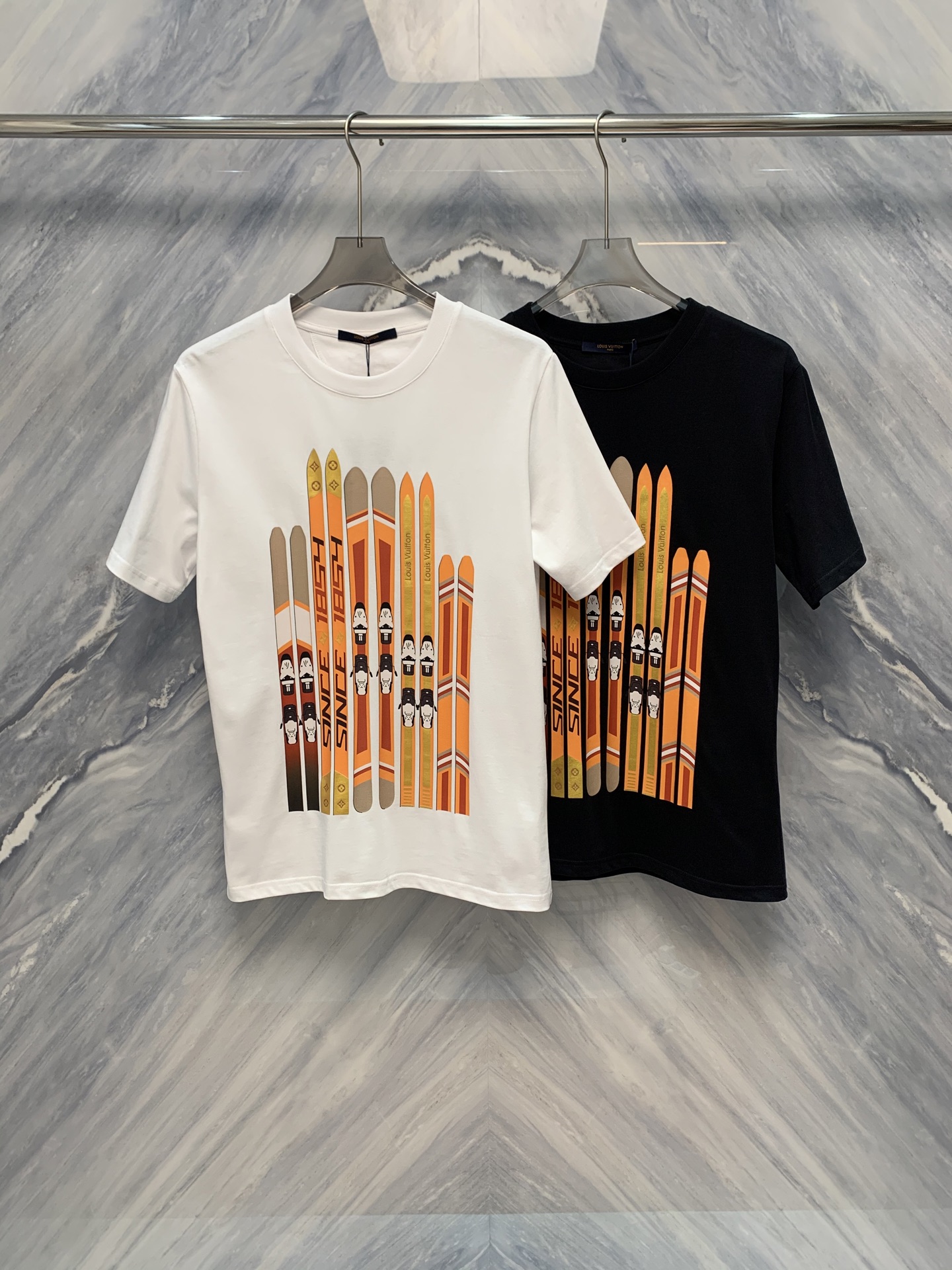 NO:419279,The new spring and summer OEM factory orders 1V heavy-industrial printing high-weight cotton short-sleeved sleeves, which combine fashion and comfort, is a must-have product for summer wardrobe. First of all, in the selection of fabrics, it uses high-weight cotton material. This fabric is not only soft and breathable, but also effectively maintains the shape of the clothes and is not easy to deform. Whether it is daily wear or strenuous exercise, it can bring an excellent comfort experience. The unique heavy-industrial printing design is a highlight of the short-sleeved sleeves. The exquisite printing pattern is made through complex processes, not only beautiful and elegant, but also has high color fastness and is not easy to fade. Whether it is matched with jeans or casual pants, it can easily become the focus of the crowd. In terms of details, the short-sleeved sleeves also show an extremely high production level. The cuffs and hem are threaded with double needles, which are tight and firm, durable and durable. The neckline design is simple and elegant, which not only highlights the neck lines without being too tight.  Color: Black White Size: S-2XL S: Bust 102 Length 71 Shoulder width 45 Sleeve length 24 M: Bust 106 Length 72 Shoulder width 46 Sleeve length 25 L: Bust 110 Length 73 Shoulder width 47 Sleeve length 26 XL: Bust 114 Length 74 Shoulder width 48 Sleeve length 27, jeans, T-shirt, alexander wang19860909春夏新品代工厂订单1V重工印花高克重棉质短袖,集时尚与舒适于一身,是夏季衣橱的必备佳品.首先,在面料选择上,它采用了高克重的棉质材料,这种面料不仅柔软透气,还能有效保持衣物的版型,不易变形.无论是日常穿着还是剧烈运动,都能带来极佳的舒适体验. 独特的重工印花设计是该短袖的一大亮点.精致的印花图案通过复杂的工艺制作而成,不仅美观大方,而且色牢度高,不易褪色.无论是搭配牛仔裤还是休闲裤,都能轻松成为人群中的焦点.在细节处理上,该短袖也表现出了极高的制作水准.袖口和下摆均采用双针走线,紧密牢固,耐穿耐用.领口设计简洁大方,既能凸显颈部线条,又不会过于紧绷. 颜色:黑色 白色 尺寸:S-2XL S:胸围102 衣长71 肩宽45 袖长24  M:胸围106 衣长72 肩宽46 袖长25  L:胸围110 衣长73 肩宽47 袖长26  XL:胸围114 衣长74 肩宽48 袖长27,,jeans,T-shirt,alexander wang,Men's clothing