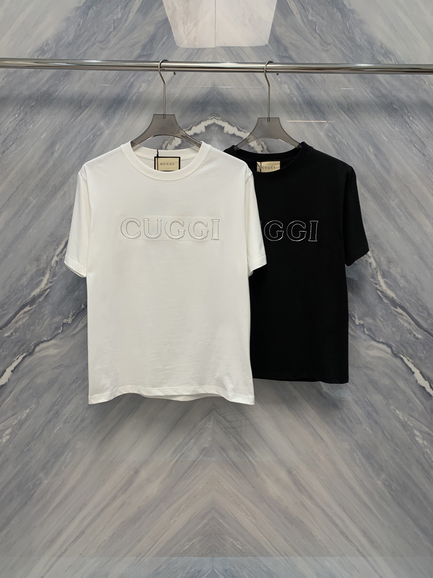 NO:419267,The new product counter in spring and summer 25 is on sale simultaneously on sale in GH Heavy Industry round-neck cotton short-sleeved sleeves, integrating fashion and comfort. Its exquisite details show the brand's unique craftsmanship level, which is impressive. The clothing uses high-quality cotton materials, which are soft and breathable, and has excellent skin-friendliness, providing the wearer with excellent comfort. The classic round-neck design is simple and elegant, suitable for wearing in all occasions.  The most eye-catching thing about this short sleeve is its heavy-industry ironing process. The body of the clothes is inlaid with shiny rhinestones. These rhinestones are carefully arranged and pressed at high temperatures and firmly attached to the clothes, which not only increases the three-dimensionality of the clothes, but also emits a charming light under the light. Whether it is daily travel or partying, you can become the focus of the crowd. The short sleeves are carefully designed to fit the curve of the human body, showing the wearer's figure advantages. The workmanship of the cuffs and hem is also very fine, and the double line is firm and durable to prevent the clothes from deforming. Color: Black White Size: S-2XL S: Bust 104 Length 69 Shoulder width 42 Sleeve length 23 M: Bust 108 Length 70 Shoulder width 43 Sleeve length 24 L: Bust 112 Length 71 Shoulder width 44  Sleeve length 25 XL: bust 116 length 72 shoulder width 45 sleeve length 26 XXL: bust 120 length 73 shoulder width 46 sleeve length 27, gucci, T-shirt, alexander wang1986090925春夏新品柜台同步在售G家重工烫钻圆领棉质短袖,集时尚与舒适于一体.其精致细节展现着品牌独有的工艺水平,令人印象深刻.服装采用优质棉质材料,柔软透气,亲肤性极佳,为穿着者提供了极佳的舒适度.经典的圆领设计,简洁大方,适合各种场合穿着. 该短袖最引人注目的地方在于其重工烫钻工艺.衣身多处镶嵌着闪亮的水钻,这些水钻经过精细的排列和高温烫压,牢固地附着在衣物上,不仅增加了衣物的立体感,还在光线的照射下散发出迷人的光芒.无论是日常出行还是参加聚会,都能让你成为人群中的焦点.短袖的版型经过精心设计,贴合人体曲线,展现出穿着者的身材优势.袖口和下摆的做工也十分精细,双重走线牢固耐用,防止衣物变形. 颜色:黑色 白色 尺寸:S-2XL S :胸围104 衣长69 肩宽42 袖长23  M :胸围108 衣长70 肩宽43 袖长24  L :胸围112 衣长71 肩宽44 袖长25  XL :胸围116 衣长72 肩宽45 袖长26  XXL:胸围120 衣长73 肩宽46 袖长27,,gucci,T-shirt,alexander wang,Men's clothing