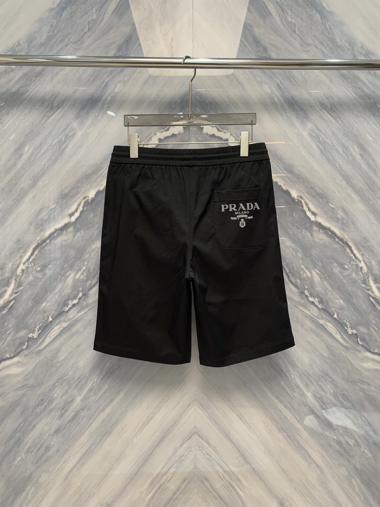 NO:500473,25 spring and summer new product original order Milan inverted triangle metal logo cotton five-point shorts, the shorts are made of pure cotton, soft and breathable. The inverted triangle metal logo is uniquely designed to add a sense of fashion. The elastic waist is comfortable and not tight, and the practical pockets on both sides are convenient to carry items. The exquisite tailoring and wiring ensure quality. Paired with a T-shirt or vest, it can easily show casual style. Machine washing with cold water to avoid high temperature drying. Whether it is daily or exercise, it is ideal. Wear Milan inverted triangle metal logo cotton five-point shorts to enjoy the comfort and fashion of summer. Pure cotton material is skin-friendly, and the metal logo highlights personality. The elastic waist circumference and practical pocket design are thoughtful. The exquisite craftsmanship creates a perfect fit. Simple combination can be outstanding. Correct washing and maintain quality. Let you exude confident charm no matter where you are in the hot summer. Color: Black Size M-3XL M: Waist circumference  76-82 Pants length 50 hip circumference 94 L: Waist circumference 82-88 Pants length 51 hip circumference 98 XL: Waist circumference 88-94 Pants length 52 hip circumference 102 XXL: Waist circumference 94-100 Pants length 53 hip circumference 106 3XL: Waist circumference 100-106 Pants length 54 hip circumference 110,,shorts,tees,t-shirt,alexander wang1986090925春夏新品原厂订单米兰倒三角金属logo棉质五分短裤,短裤采用纯棉材质,柔软透气.倒三角金属logo设计独特,增添时尚感.弹力裤腰舒适不紧绷,两侧实用口袋方便携带物品.精致的剪裁与走线确保品质.搭配T恤或背心,轻松展现休闲风格.冷水机洗,避免高温烘干.无论是日常还是运动,都是理想选择. 穿上米兰倒三角金属logo棉质五分短裤,享受夏日的舒适与时尚.纯棉材质亲肤,金属logo彰显个性.弹力腰围与实用口袋设计贴心.精致工艺打造完美版型.简约搭配即可出众.正确洗涤保持品质.让你在炎炎夏日,无论身处何地,都能散发自信魅力,成为焦点. 颜色:黑色 尺寸M-3XL M:腰围 76-82 裤长50 臀围94  L:腰围 82-88 裤长51 臀围98  XL:腰围 88-94 裤长52 臀围102  XXL:腰围 94-100 裤长53 臀围106  3XL:腰围 100-106 裤长54 臀围110,,shorts,tees，t-shirt,alexander wang,Men's clothing