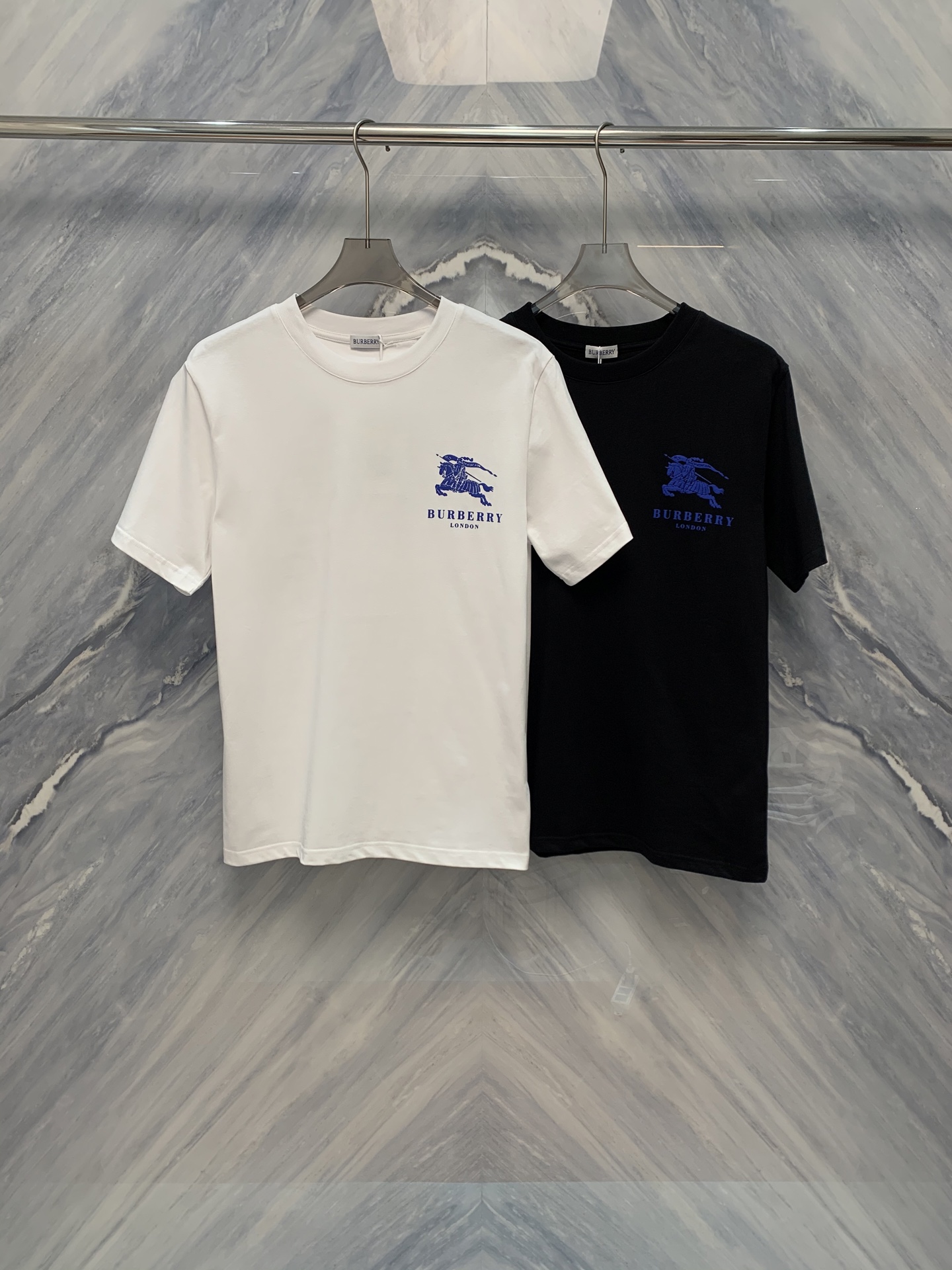 NO:419410,The 25-spring and summer new product original order counter is on sale at the same time as the BBR war horse printed round neck T-shirt. In the hot summer, a comfortable and fashionable short-sleeved T-shirt is a must-have item in every man's wardrobe. Today, we will introduce a spectacular war horse printed round neck short-sleeved T-shirt in detail. From the details, this T-shirt adopts a classic round neck design, simple and elegant, and can well modify the neck lines. Selected pure cotton fabrics are soft and breathable, and have excellent skin-friendly, and can keep them dry and comfortable even in hot summers.  The war horse prints are unique and exquisite, and use advanced digital printing technology. They are bright in color and do not fade easily, adding wildness and vitality to the whole T-shirt. The double-needle threading design on the hem and cuffs not only improves the durability of the T-shirt, but also makes the overall more three-dimensional and stylish. This war horse print round neck short-sleeved T-shirt, both in detail and in overall style, reflects the pursuit of quality and insight into fashion. It is an indispensable fashion item in summer wardrobe. Color: Black White Size: S-2XL S: Bust 104 Length 71 Shoulder width 45 Sleeves 23 M: Bust 108 Length 72 Shoulder width 46 Sleeves 24 L: Bust 112 Length 73 Shoulder width 47 Sleeves 25 XL: Bust 116 Length 74 Shoulder width 48 Sleeves 26  XXL: Bust 120, garment length 75, shoulder width 49, sleeve length 27,,T-shirt,tees,t-shirt,alexander wang1986090925春夏新品原厂订单柜台同步在售单品BBR战马印花圆领T恤,在炎炎夏日,一件舒适且时尚的短袖T恤是每个男士衣橱中的必备单品.今天,我们来详细介绍一款令人瞩目的战马印花圆领短袖T恤.从细节上看,这款T恤采用了经典的圆领设计,简洁大方,能够很好地修饰颈部线条.精选纯棉面料,柔软透气,亲肤性极佳,即使在炎热的夏天也能保持干爽舒适. 战马印花图案独特而精致,采用先进的数码印花技术,色彩鲜艳且不易褪色,为整件T恤增添了一份野性与活力.下摆和袖口的双针走线设计,不仅提升了T恤的耐穿性,也使得整体更加立体有型,这款战马印花圆领短袖T恤,无论是从细节设计还是整体风格上,都体现了对品质的追求和对时尚的洞察,是夏季衣橱中不可或缺的时尚单品. 颜色:黑色 白色 尺寸:S-2XL S:胸围104 衣长71 肩宽45 袖长23 M:胸围108 衣长72 肩宽46 袖长24 L:胸围112 衣长73 肩宽47 袖长25 XL:胸围116 衣长74 肩宽48 袖长26 XXL:胸围120 衣长75 肩宽49 袖长27,,T-shirt,tees，t-shirt,alexander wang,Men's clothing