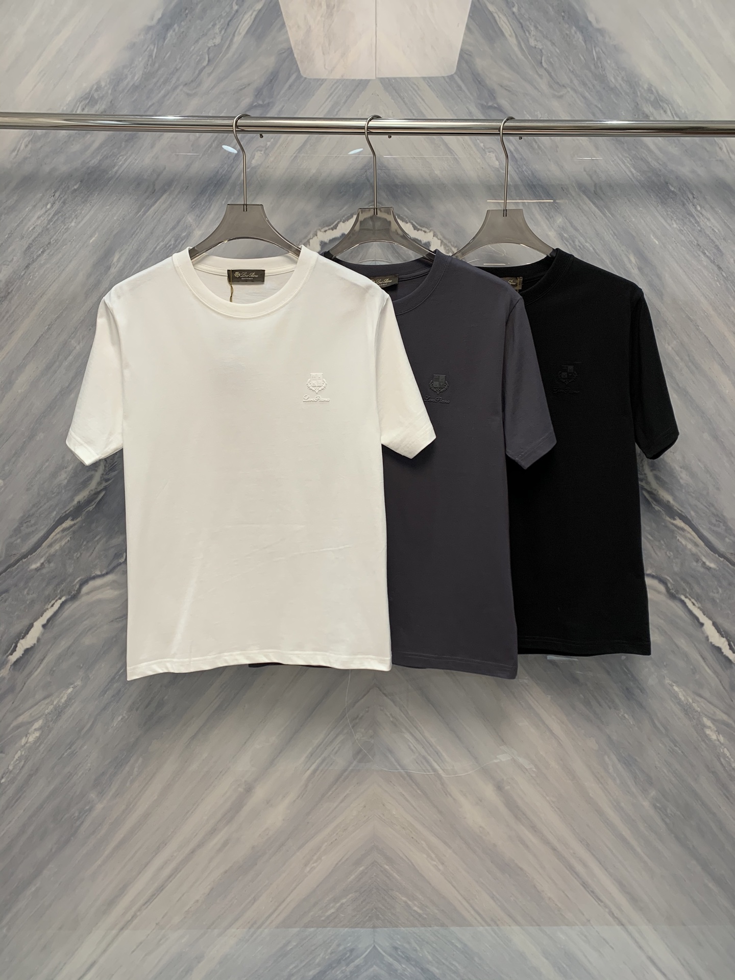 NO:419366,The new 25 spring and summer LP classic versatile cotton round neck short-sleeved T-shirt is selected, with high-quality pure cotton material, soft and breathable, skin-friendly and comfortable. The classic round neck design is simple and elegant, suitable for wearing in all occasions. The T-shirt's style is loose and moderate, which can not only show a casual and lazy atmosphere, but also feel fashionable. The cuffs and hem of the T-shirt adopt a double-needle threading process to reinforce the edges and not easily deformed. The details reflect the brand's pursuit of quality. Anti-wear strips are added on the inside of the neckline to enhance durability and reduce deformation after washing. This T-shirt is dyed with environmentally friendly dyes, with high color fastness and is not easy to fade. A variety of colors are available to meet different matching needs. Whether it is matched with jeans, casual pants or shorts, it can be easily controlled and is a must-have item in the summer wardrobe. Color: White Gray Black Size: S-2XL S: Bust 104  69 Sleeve length 45 Sleeve length 23 M: Bust 108 Sleeve length 70 Sleeve width 46 Sleeve length 24 L: Bust 112 Sleeve length 71 Sleeve width 47 Sleeve length 25 XL: Bust 116 Sleeve length 72 Sleeve width 48 Sleeve length 26 XXL: Bust 120 Sleeve length 73 Sleeve width 49 Sleeve length 27, loro piana, shorts, jeans, T-shirt,tees, t-shirt,alexander wang1986090925春夏新品LP经典百搭棉质圆领短袖T恤,精选优质纯棉材质,柔软透气,亲肤舒适.经典的圆领设计,简洁大方,适合各种场合穿着.T恤的版型宽松适中,既能展现随性慵懒的气息,又不失时尚感.T恤的袖口和下摆采用双针走线工艺,加固边缘,不易变形. 细节之处更是体现了品牌对品质的追求,领口内侧添加防磨条,增强耐用性,同时减少洗涤后的变形.这款T恤采用环保染料染色,色牢度高,不易褪色,多种颜色可选,满足不同搭配需求.无论是搭配牛仔裤、休闲裤还是短裤,都能轻松驾驭,是夏季衣橱中的必备单品. 颜色:白色 灰色 黑色 尺寸:S-2XL S: 胸围104 衣长69 肩宽45 袖长23  M: 胸围108 衣长70 肩宽46 袖长24  L: 胸围112 衣长71 肩宽47 袖长25  XL: 胸围116 衣长72 肩宽48 袖长26  XXL: 胸围120 衣长73 肩宽49 袖长27,,loro piana,shorts,jeans,T-shirt,tees，t-shirt,alexander wang,Men's clothing