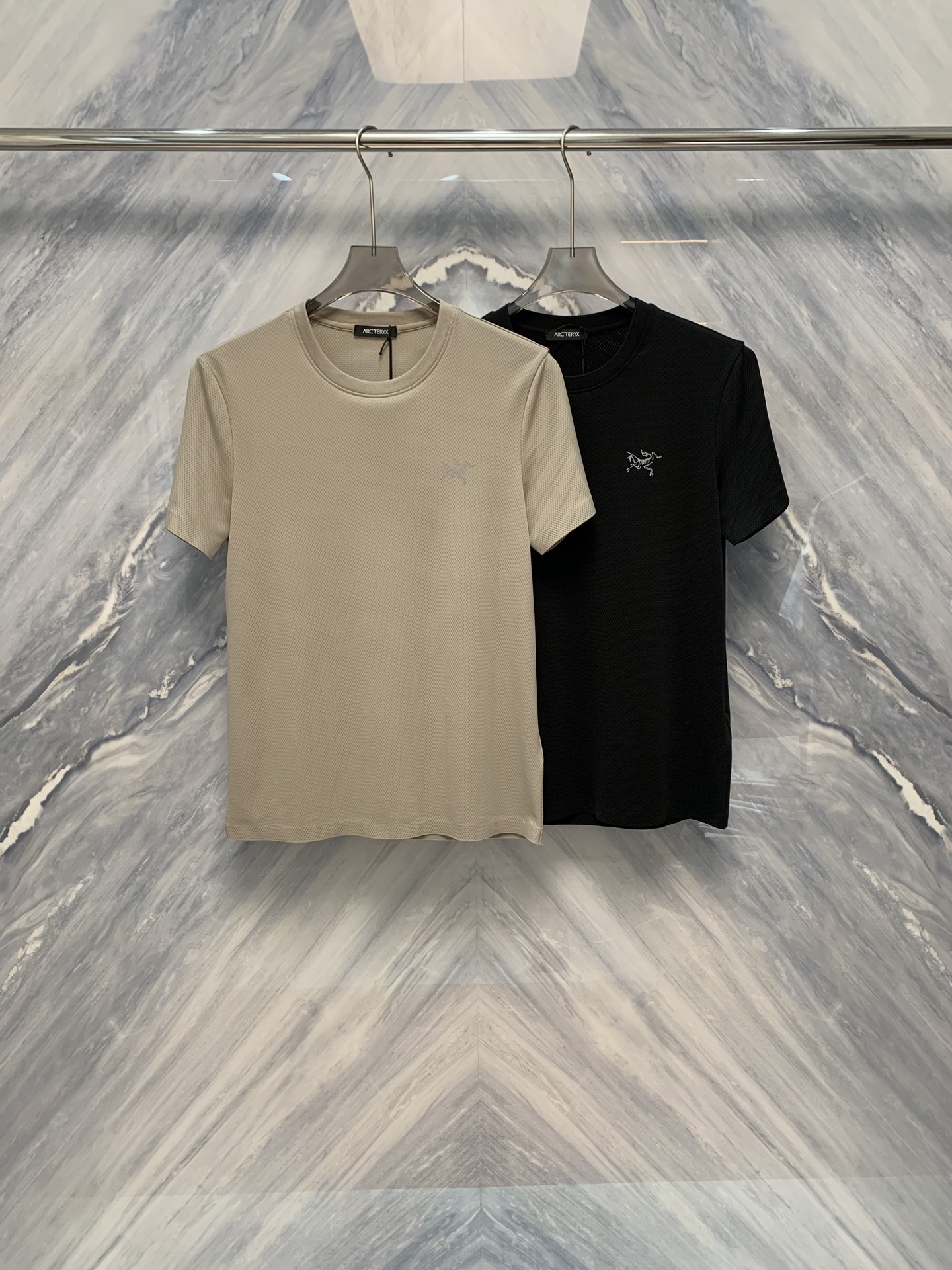 NO:500483,25 spring and summer new OEM factory order outdoor bird quick-drying fabric round neck short-sleeved T-shirt, designed for summer outdoor activities. From fabric to tailoring, every detail has been carefully crafted to provide you with a comfortable and functional wearing experience. High-tech quick-drying fabric can quickly absorb and discharge sweat and keep your body dry. The fabric is light and soft, breathable, and can bring a cool and comfortable feeling even on hot summer days. The classic round neck design is simple and generous, suitable for wearing in all occasions. Slim-fitting tailoring, fits the body curve, and shows an elegant outline. The cuffs and hem are double-needle locking craftsmanship, which is durable and not easily deformed. The front of the T-shirt is printed with a delicate outdoor bird logo, highlighting the brand charm, adding breathable mesh design to increase air circulation, and further improving heat dissipation performance. Color: Khaki Black Size: S-2XL S: Bust 100  68 Sleeve length 43 Sleeve length 20 M: bust 104 Sleeve length 69 Sleeve width 44 Sleeve length 21 L: bust 108 Sleeve length 70 Sleeve width 45 Sleeve length 22 XL: bust 112 Sleeve length 71 Sleeve width 46 Sleeve length 23 XXL: bust 116 Sleeve length 72 Sleeve width 47 Sleeve length 24, T-shirt,tees,t-shirt,alexander wang1986090925春夏新品代工厂订单户外鸟速干面料圆领短袖T恤,专为夏季户外活动设计.从面料到剪裁,每一个细节都经过精心打造,为您提供舒适且功能性的穿着体验.采用高科技速干面料,能够迅速吸收并排出汗水,保持身体干爽.面料轻盈柔软,透气性强,即使在炎热的夏日,也能带来清凉舒适的感受. 经典的圆领设计,简洁大方,适合各种场合穿着.修身剪裁,贴合身体曲线,展现出优雅的轮廓.袖口和下摆采用双针锁边工艺,经久耐穿,不易变形.T恤正面印有精致的户外鸟徽标,彰显品牌魅力,加入透气网眼设计,增加空气流通,进一步提升散热性能. 颜色:卡其色 黑色 尺寸:S-2XL S:胸围100 衣长68 肩宽43 袖长20  M:胸围104 衣长69 肩宽44 袖长21  L:胸围108 衣长70 肩宽45 袖长22  XL:胸围112 衣长71 肩宽46 袖长23  XXL:胸围116 衣长72 肩宽47 袖长24,,T-shirt,tees，t-shirt,alexander wang,Men's clothing