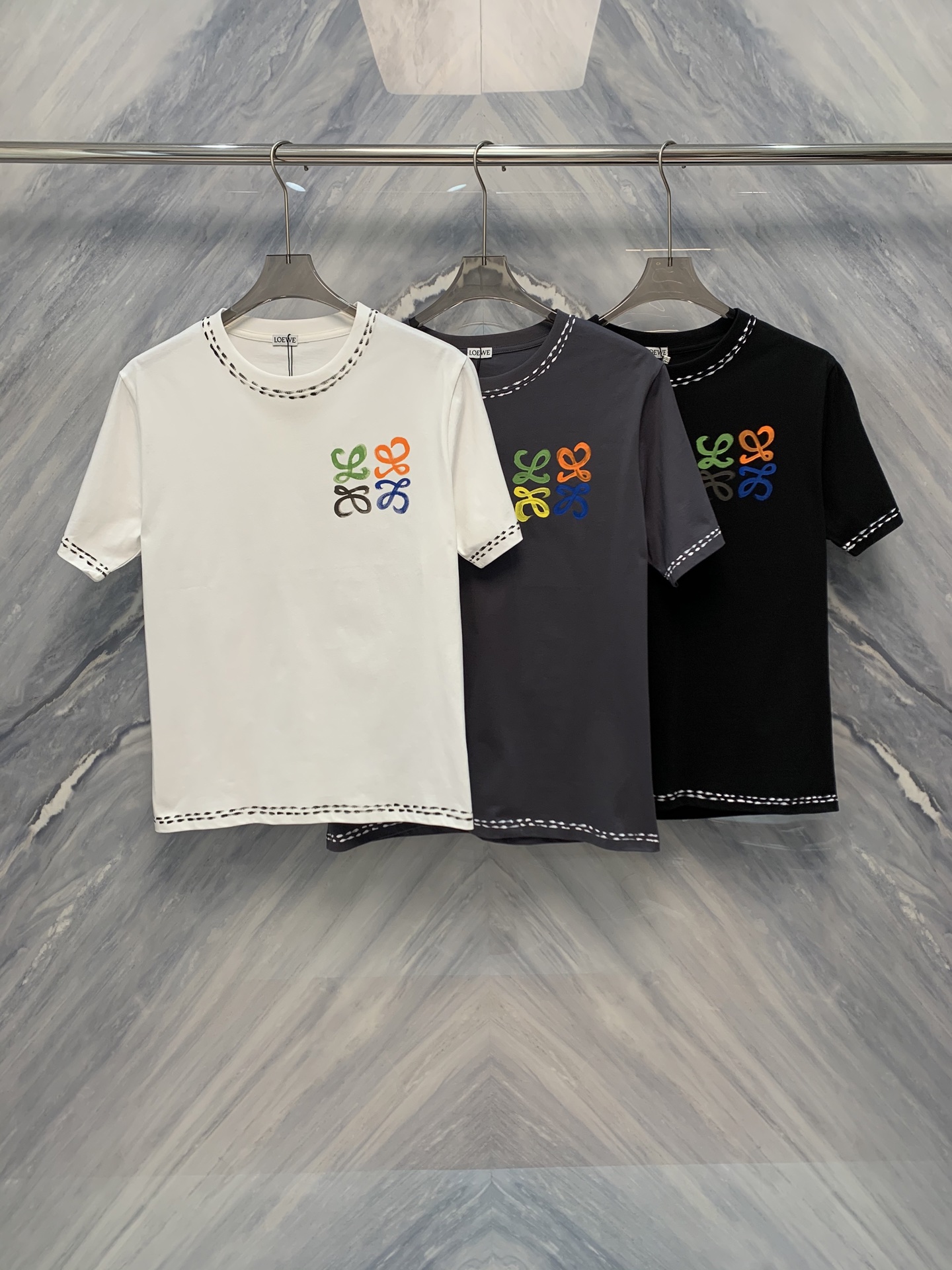 NO:419402,The new spring and summer counter is on sale at the same time. Luoshen Art graffiti round neck high gram heavy cotton round neck short sleeves is a high-quality short-sleeved T-shirt that combines artistic and comfortable. It is made of high-quality cotton material, soft and comfortable, and has good breathability. It is suitable for spring and summer wear. It is classic round neck design, simple and elegant, suitable for wearing in all occasions. The loose style cut gives the body more free space for movement. Luoshen Art graffiti pattern is unique and creative, showing the wearer's personality and artistic taste. The pattern adopts environmentally friendly printing and dyeing technology, which is not easy to fade, is neatly threaded, and is finely sewn to highlight the quality. The neckline adopts reinforced design to increase durability. This Luoshen Art graffiti round neck high gram heavy cotton round neck short sleeves perfectly blend art and comfort, and is an indispensable item in spring and summer. Color: White Gray Black Size: S-2XL S: Bust 102 Length 68  Shoulder width 45 Sleeve length 22 M: Bust 106 Sleeve length 69 Sleeve width 46 Sleeve length 23 L: Bust 110 Sleeve length 70 Sleeve width 47 Sleeve length 24 XL: Bust 114 Sleeve length 71 Sleeve width 48 Sleeve length 25 XXL: Bust 118 Sleeve length 72 Sleeve width 49 Sleeve length 26, T-shirt,tees,t-shirt,alexander wang19860909春夏新品柜台同步在售罗神艺术涂鸦圆领高克重棉质圆领短袖是一款兼具艺术感与舒适性的高品质短袖T恤.采用高克重棉质材料,柔软舒适,透气性好,适合春夏穿着,经典圆领设计,简洁大方,适合各种场合穿着.宽松的版型剪裁,给予身体更多自由活动空间. 罗神艺术涂鸦图案,独特且富有创意,展现出穿着者的个性与艺术品味.图案采用环保印染技术,不易褪热,走线工整,缝制精细,凸显品质感.领口采用加固设计,增加耐用性.这款罗神艺术涂鸦圆领高克重棉质圆领短袖将艺术与舒适完美融合,是春夏季节不可或缺的单品. 颜色:白色 灰色 黑色 尺寸:S-2XL S:胸围102 衣长68 肩宽45 袖长22  M:胸围106 衣长69 肩宽46 袖长23  L:胸围110 衣长70 肩宽47 袖长24  XL:胸围114 衣长71 肩宽48 袖长25  XXL:胸围118 衣长72 肩宽49 袖长26,,T-shirt,tees，t-shirt,alexander wang,Men's clothing