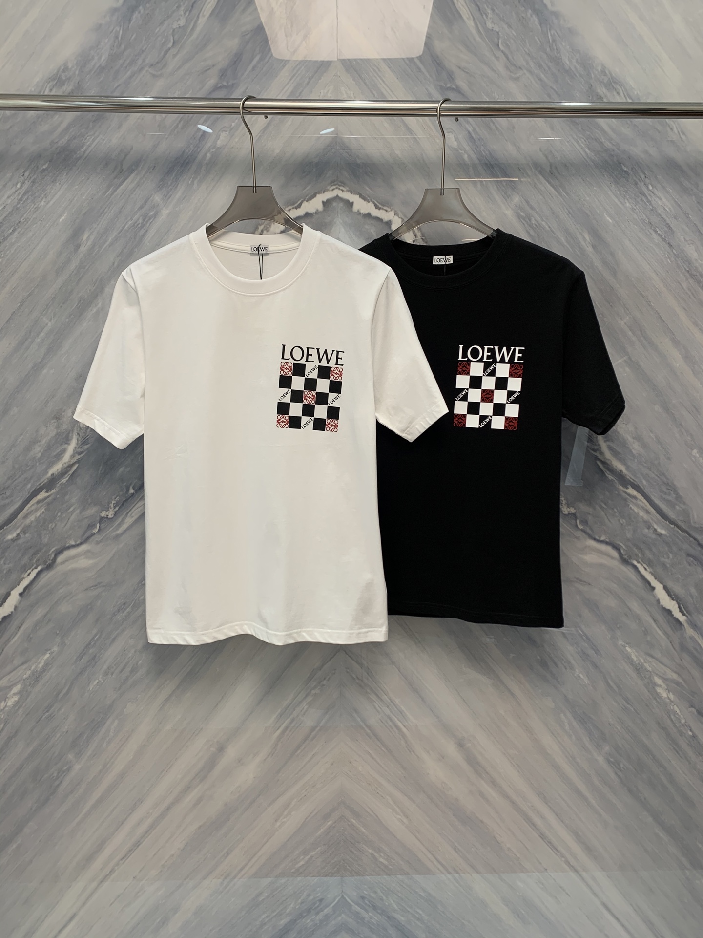 NO:419385,The new 25ss Luoshen Art Printing Logo Round Neck Cotton Short-sleeved T-shirt is a must-have item in summer wardrobe. This T-shirt is made of pure cotton, soft and breathable, suitable for all skin types, and is extremely comfortable to wear with close body. The classic round neck design is simple and elegant, suitable for all occasions. The Luoshen Art Printing Logo on the front of the T-shirt is one of the highlights of this product. It adopts advanced printing technology, with clear patterns, bright colors, and is not easy to fade.  Luoshen's image is mysterious and solemn, showing the brand's profound cultural heritage and unique design concept. There is also a line of small words under the logo, which says 'Faith and Power Walking with each other', which adds a symbolic meaning of faith and power to this T-shirt. In terms of details, the stitching of the T-shirt is neat and firm, and it is not easy to deform after washing many times. The neckline adopts a thickened design, which increases durability while also highlights the quality. The closing design of the cuffs and hem is just right, which not only ensures freedom of movement, but also makes the overall shape more neat. Color: Black White Size: S-2XL S: Bust 102 Length 70 Shoulder width 45 Sleeve length 24 M: Bust 106 Length 71 Shoulder width 46 Sleeve length 25 L: Bust 110 Length 72 Shoulder width 47 Sleeve length 26 XL: Bust 114 Length 73  Shoulder width 48 Sleeve length 27 XXL: Bust 118 Sleeve length 74 Sleeve width 49 Sleeve length 28, T-shirt,tees,t-shirt,alexander wang1986090925ss新品罗神艺术印花logo圆领棉质短袖T恤,是夏季衣橱中的必备单品.这款T恤采用纯棉材质,柔软透气,适合各种肤质,贴身穿着也极为舒适.经典圆领设计,简约大方,适合各种场合穿搭.T恤正面的罗神艺术印花logo是该款产品的亮点之一.采用先进的印花技术,图案清晰,色彩鲜艳,不易褪色. 罗神形象神秘而庄重,展现了品牌深厚的文化底蕴和独特的设计理念.logo下方还有一行小字,写着“信仰与力量同行”,为这款T恤增添了一份信仰与力量的象征意义.在细节处理上,T恤的缝线工整牢固,经多次水洗也不易变形.领口采用加厚设计,增加耐用性的同时,也更凸显品质感.袖口和下摆的收口设计恰到好处,既保证了活动的自由度,又使得整体造型更加整洁 颜色:黑色 白色 尺寸:S-2XL S: 胸围102 衣长70 肩宽45 袖长24  M: 胸围106 衣长71 肩宽46 袖长25  L: 胸围110 衣长72 肩宽47 袖长26  XL: 胸围114 衣长73 肩宽48 袖长27  XXL: 胸围118 衣长74 肩宽49 袖长28,,T-shirt,tees，t-shirt,alexander wang,Men's clothing