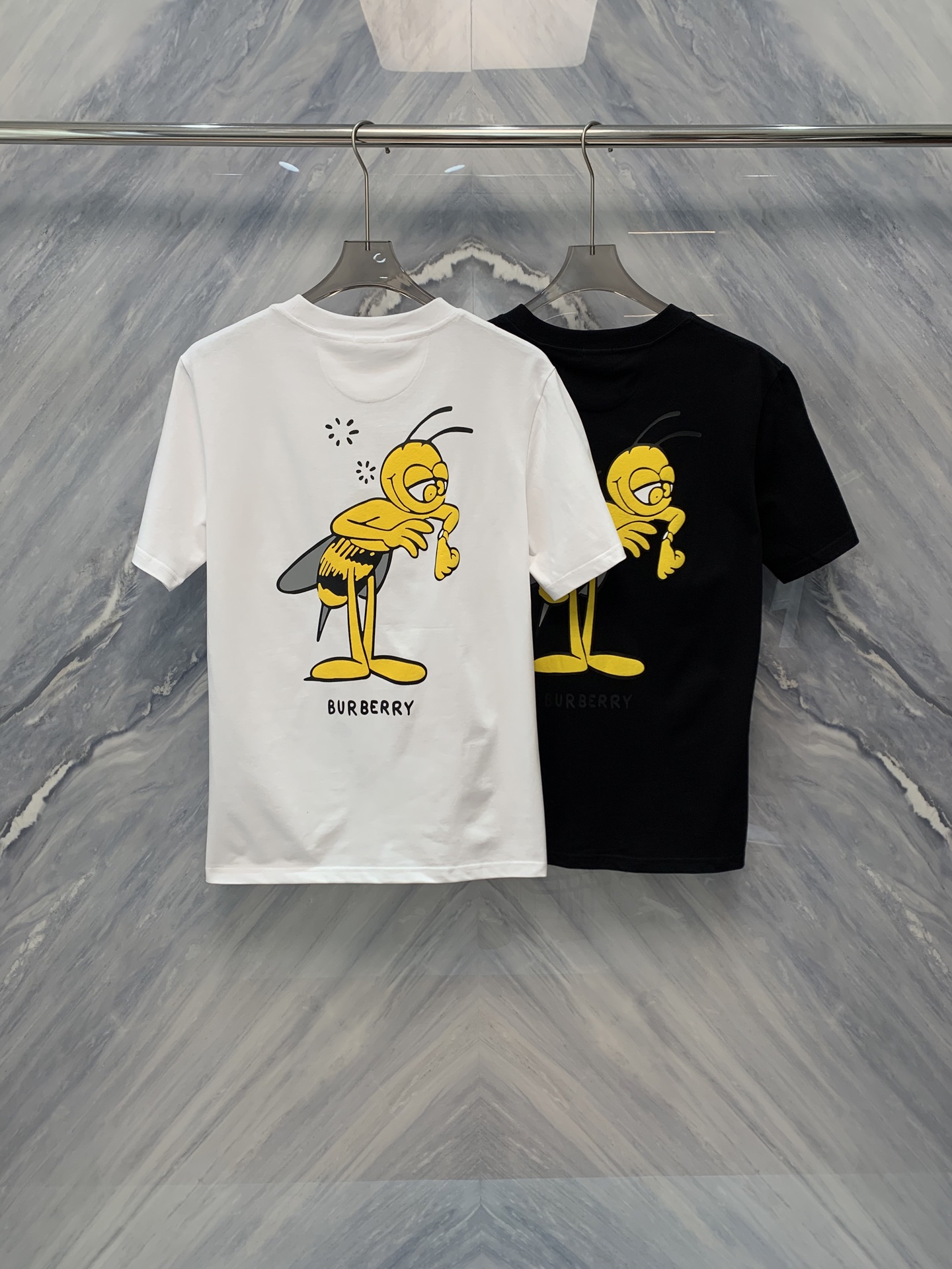 NO:419394,25 Spring and Summer New BBR Children's Fun Relief Logo Round Neck Cotton Short-Sleeve T-shirt BBR Men's Children's Fun Relief Logo Round Neck Cotton Short-Sleeve T-shirt, perfectly blending classic and fun. It uses soft and breathable cotton fabric to ensure comfortable wear and suitable for all occasions. Classic round neck design is simple and generous, and easy to match. The unique children's Fun Relief Logo adds a touch of liveliness and playfulness to mature men, showing personality without losing taste. High-quality printing technology ensures bright and durable patterns and durability. Exquisite tailoring and detailed treatments, such as reinforced double-needle neckline, reflect strict quality requirements. A variety of color choices are provided to meet the fashion needs of different men. Whether it is casual time or daily commuting, this T-shirt is ideal. Color: Black White S-2XL S: Bust 102 Length 70 Shoulder width 45  Sleeve length 23 M: bust 106 Clothes length 71 Shoulder width 46 Sleeve length 24 L: bust 110 Clothes length 72 Shoulder width 47 Sleeve length 25 XL: bust 114 Clothes length 73 Shoulder width 48 Sleeve length 26 XXL: bust 118 Clothes length 74 Shoulder width 49 Sleeve length 27, T-shirt,tees,t-shirt,alexander wang1986090925春夏新品BBR童趣浮雕Logo圆领棉质短袖T恤BBR男士童趣浮雕Logo圆领棉质短袖T恤,将经典与趣味完美融合.采用柔软透气的棉质面料,确保穿着舒适,适合各种场合.经典圆领设计,简洁大方,易于搭配. 独特的童趣浮雕Logo,为成熟男士增添一抹活泼与俏皮,展现个性而不失品味.高质量的印刷工艺,保证图案色彩鲜明且经久耐用.精致的剪裁和细节处理,如加固的双针领口,体现了对品质的严格要求.提供多种色系选择,满足不同男士的时尚需求.无论是休闲时光还是日常通勤,这款T恤都是理想选择. 颜色:黑色 白色 尺寸:S-2XL S:胸围102 衣长70 肩宽45 袖长23  M:胸围106 衣长71 肩宽46 袖长24  L:胸围110 衣长72 肩宽47 袖长25  XL:胸围114 衣长73 肩宽48 袖长26  XXL:胸围118 衣长74 肩宽49 袖长27,,T-shirt,tees，t-shirt,alexander wang,Men's clothing