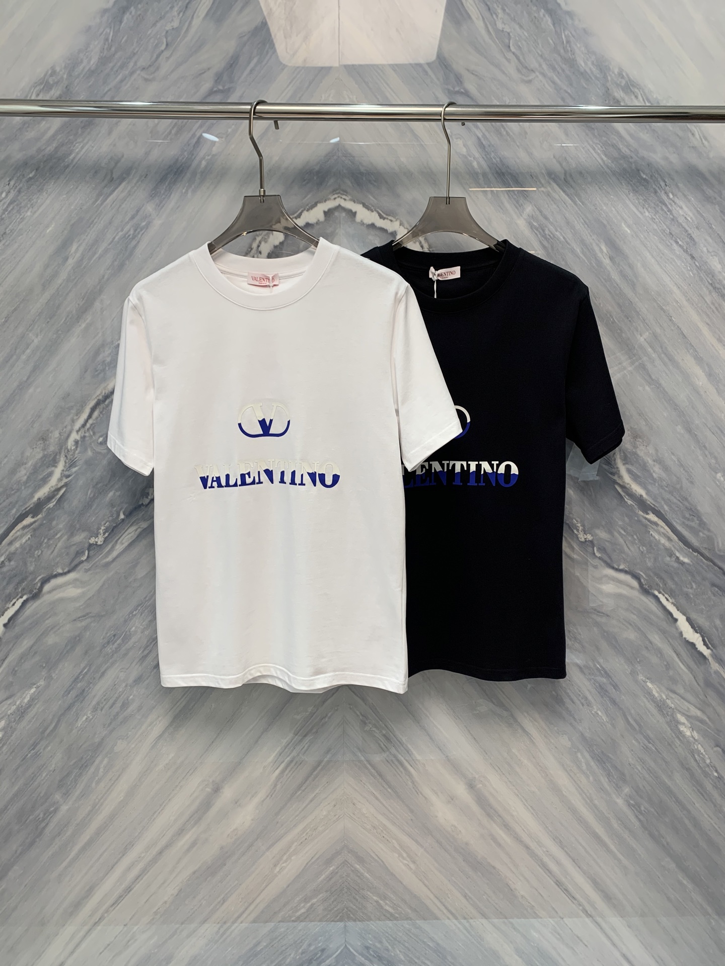 NO:419358,The new atmosphere of 25 spring and summer Warren gradient printed logo high-weight cotton short-sleeved T-shirt is unique in detail design. From fabric selection to process processing, every link is strived for perfection. The T-shirt uses high-weight cotton fabric. This fabric is not only soft and comfortable, but also has excellent breathability and durability. The high-weight design makes the T-shirt more textured and has excellent wearing experience.  The design of gradient prints is fashionable and layered. The printing craftsmanship is exquisite and the color transitions are natural, which not only enhances the visual effect of the T-shirt, but also highlights the wearer's personality and taste. The logo design is simple and elegant, and cleverly incorporated into the gradient prints. It not only plays the role of brand logo, but also does not destroy the overall aesthetics. The style of the T-shirt is carefully cut, fits without tightness, which can well modify the figure. The details, such as the neat and firm wiring of the neckline, cuffs, and hem, show a high-quality craftsmanship level. Color: Black White S-2XL S: Bust 102 Length 70 Shoulder width 45 Sleeve length 23 M: Bust 106 Length 71 Shoulder width 46 Sleeve length 24 L: Bust 110 Length 72 Shoulder width 47 Sleeve length 25 XL: Bust 114  Clothes length 73 shoulder width 48 sleeve length 26 XXL: bust 118 Clothes length 74 shoulder width 49 sleeve length 27, valentino, T-shirt,tees, t-shirt,alexander wang1986090925春夏新气象华伦渐变印花logo高克重棉质短袖T恤,在细节设计上可谓独具匠心,从面料选择到工艺处理,每一个环节都力求完美.该T恤采用了高克重的棉质面料.这种面料不仅柔软舒适,而且具备出色的透气性与耐用性.高克重的设计使得T恤更具质感,穿着体验极佳. 渐变印花的设计时尚且富有层次感.印花工艺精湛,色彩过渡自然,不仅提升了T恤的视觉效果,也彰显了穿着者的个性与品味.logo的设计简洁大方,巧妙地融入渐变印花中,既起到了品牌标识的作用,又不破坏整体的美观度.T恤的版型经过精心裁剪,合身而不紧绷,能够很好地修饰身材.细节处的处理,如领口、袖口、下摆的走线整齐牢固,展现了高品质的工艺水平. 颜色:黑色 白色 尺寸:S-2XL S: 胸围102 衣长70 肩宽45 袖长23  M: 胸围106 衣长71 肩宽46 袖长24 L: 胸围110 衣长72 肩宽47 袖长25 XL: 胸围114 衣长73 肩宽48 袖长26 XXL: 胸围118 衣长74 肩宽49 袖长27,,valentino,T-shirt,tees，t-shirt,alexander wang,Men's clothing