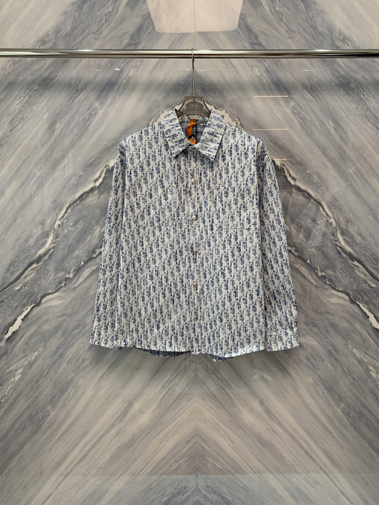 NO:500482,25 Spring and Summer New OEM factory orders are exquisite craftsmanship, quality choice, CD full-size logo lapel denim long-sleeved shirt details introduction This full-sleeved logo lapel denim long-sleeved shirt is a perfect combination of fashion and quality. First of all, the shirt uses high-quality denim fabric, which feels soft and is comfortable to wear. The classic lapel design is simple and elegant, showing a capable temperament.  The most eye-catching details of the shirt are the full logo design. The exquisite logo patterns are all over the body, which not only shows the unique charm of the brand, but also has a sense of fashion. The logo adopts high-end printing technology, with bright colors and is not easy to fade, adding a bit of luxury to the shirt. In terms of tailoring, the shirt pays attention to the details, and the fitted style can well modify the figure. The cuffs are classic button design, which is convenient for adjusting elasticity, and also increases the practicality of the shirt. The bottom design is also very exquisite, slightly closed, not only beautiful, but also better maintain the shape of the shirt. Color: Blue Size: S-XL S: Bust 120 Length 74 Length 56 Length 59 M: Bust 124 Length 75 Length 57 Length 60 L: Bust 128 Length 76 Length 58 Length 61 XL:  Bust 132, garment length 77, shoulder width 59, sleeve length 62,,shirts,alexander wang1986090925春夏新品代工厂订单精致工艺,品质之选,CD满幅logo翻领牛仔长袖衬衫细节介绍这款满幅logo翻领牛仔长袖衬衫,是时尚与品质的完美结合.首先,衬衫采用优质的牛仔布料,手感柔软,穿着舒适.经典翻领设计,简洁大方,展现出干练的气质. 衬衫最引人注目的细节是满幅的logo设计,精致的logo图案遍布全身,既展现了品牌的独特魅力,又不失时尚感.logo采用高级印花技术,色彩鲜明,不易褪色,为衬衫增添了几分豪华感,在剪裁上,衬衫注重细节的处理,合身的版型能够很好地修饰身材.袖口采用经典的纽扣设计,方便调节松紧,同时也增加了衬衫的实用性.底摆的设计也十分考究,微微收拢,不仅美观,还能更好地保持衬衫的形状. 颜色:蓝色 尺寸:S-XL S: 胸围120 衣长74 肩宽56 袖长59  M: 胸围124 衣长75 肩宽57 袖长60  L: 胸围128 衣长76 肩宽58 袖长61  XL: 胸围132 衣长77 肩宽59 袖长62,,shirts,alexander wang,Men's clothing